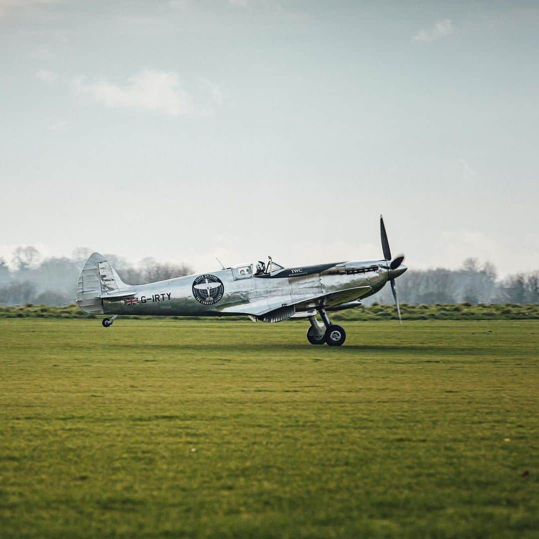 IWCさんのインスタグラム写真 - (IWCInstagram)「What an incredible journey! The #SilverSpitfire is home after four months of a phenomenal expedition. Pilots Steve Boultbee Brooks and Matt Jones made aviation history after completing the first ever round-the-world flight in a Spitfire. @thesilverspitfire #IWCWatches #IWCPilot」12月6日 3時11分 - iwcwatches