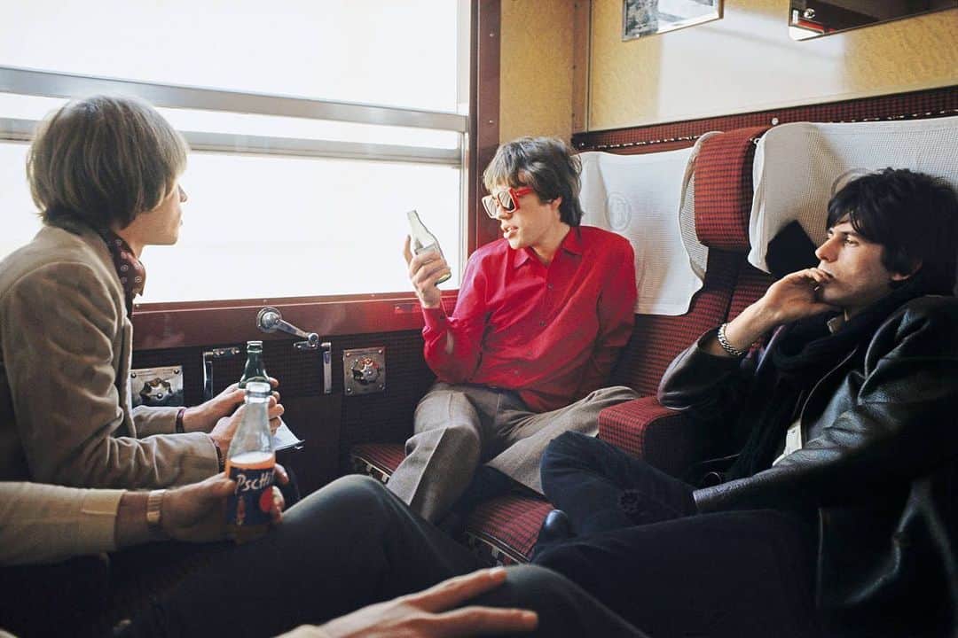The Rolling Stonesさんのインスタグラム写真 - (The Rolling StonesInstagram)「‘Take me to the station  And put me on a train..’ 📸: Jean-Marie Périer. #therollingstones #noexpectations」12月6日 3時13分 - therollingstones