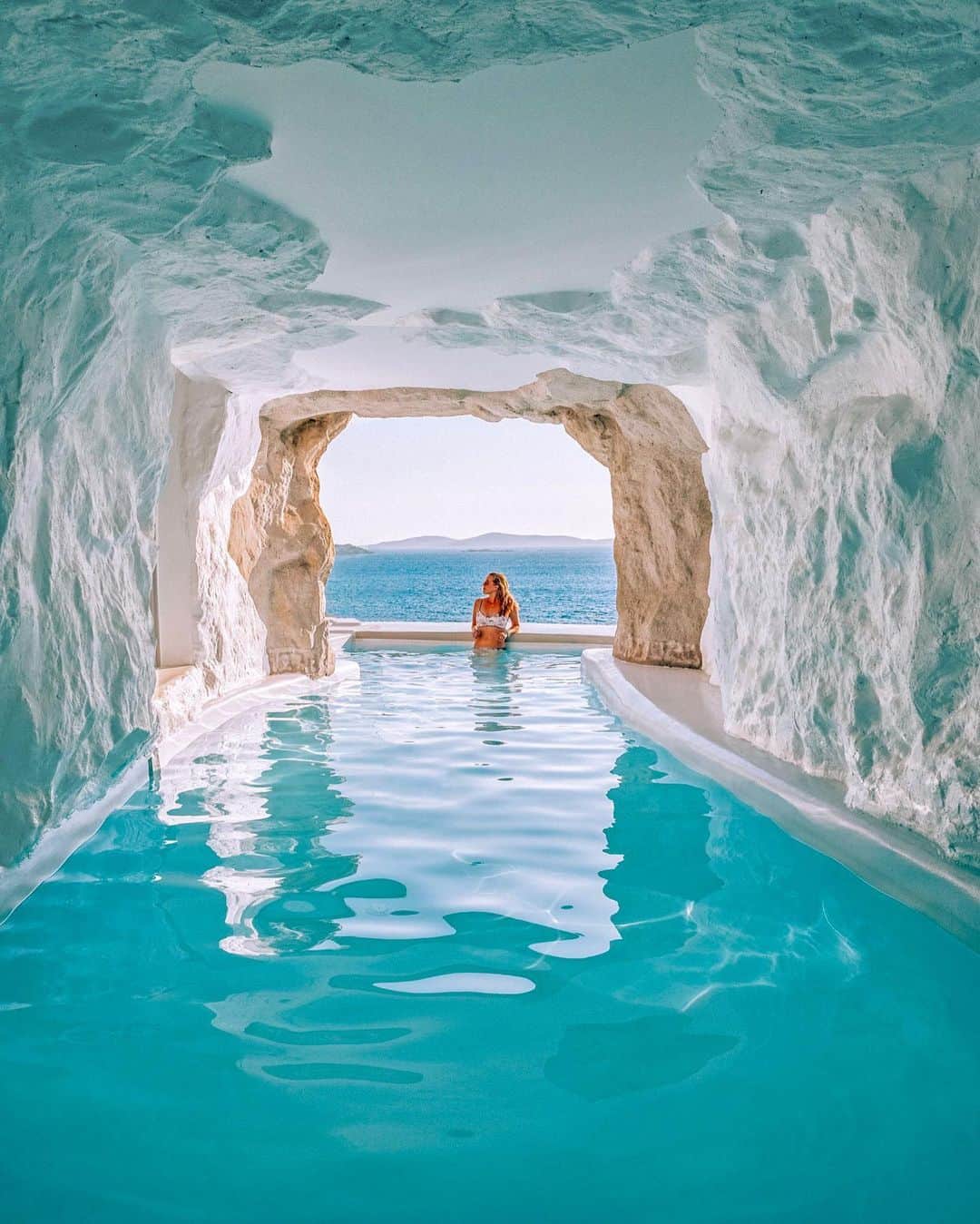 Izkizのインスタグラム：「Chilling in my cave pool in Mykonos 💙 Tag someone you want to swim here with below 👇🏻」
