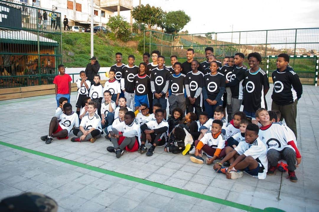 ナニさんのインスタグラム写真 - (ナニInstagram)「It has been a year since I had the pleasure of refurbishing the pitch where I grew up playing football. Great to see new generations playing here... #throwback #tbt #grassroots #football #myneighbourhood #portugal」12月6日 3時29分 - luisnani