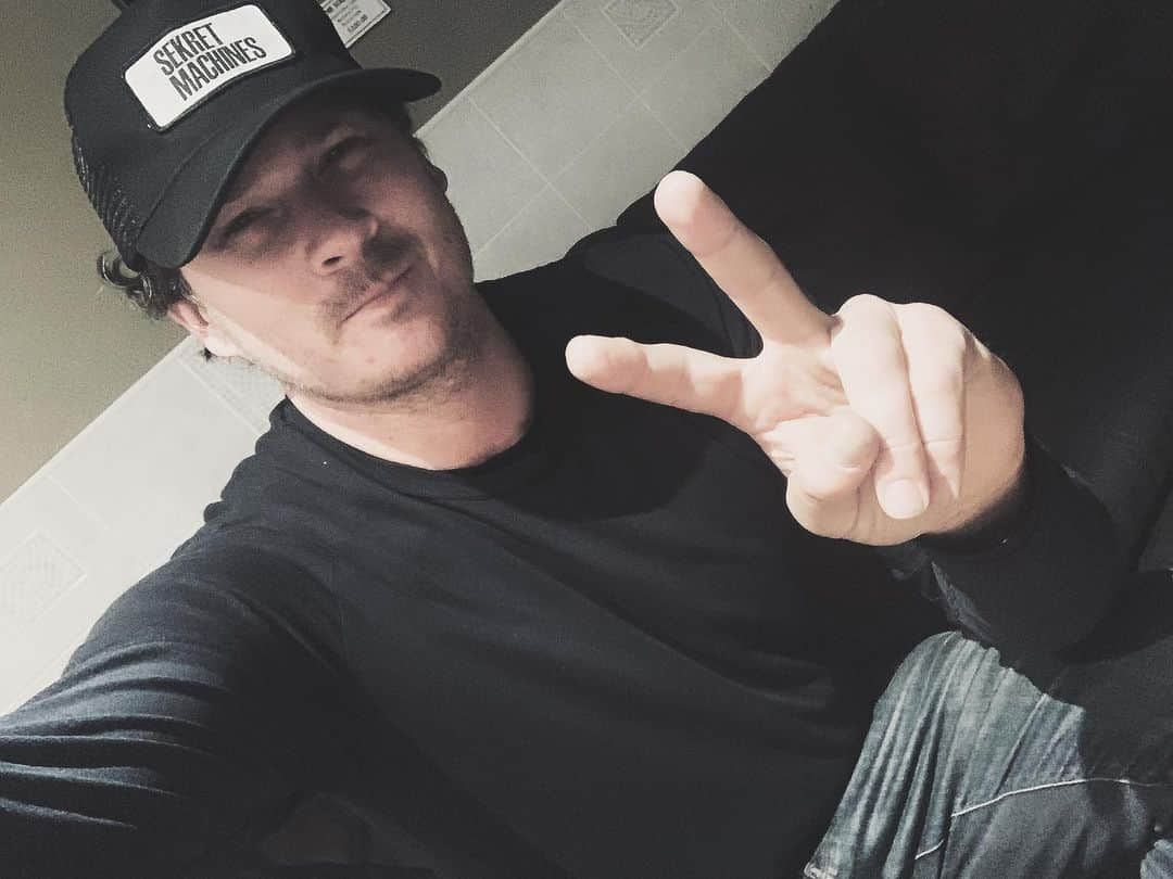 トム・デロングさんのインスタグラム写真 - (トム・デロングInstagram)「Just playin’ shows... @angelsandairwaves」12月6日 3時36分 - tomdelonge