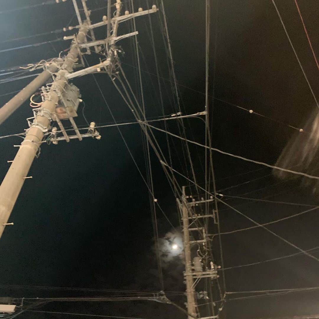 宙也さんのインスタグラム写真 - (宙也Instagram)「電柱。電線。寒月。」12月6日 3時58分 - chuya_aquarius