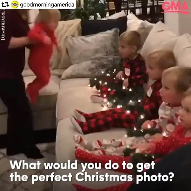 のインスタグラム：「🔊 Sound on and hands up if you can relate! 🖐🤪 Tell us in the comments what you’ve done to get that picture-perfect smile. 🦍🦄🎄 #christmaspictures #lovecarters #repost @goodmorningamerica ・・・ SAY CHEESE! 📸 It’s a Christmas miracle when all the kids look at the camera!」