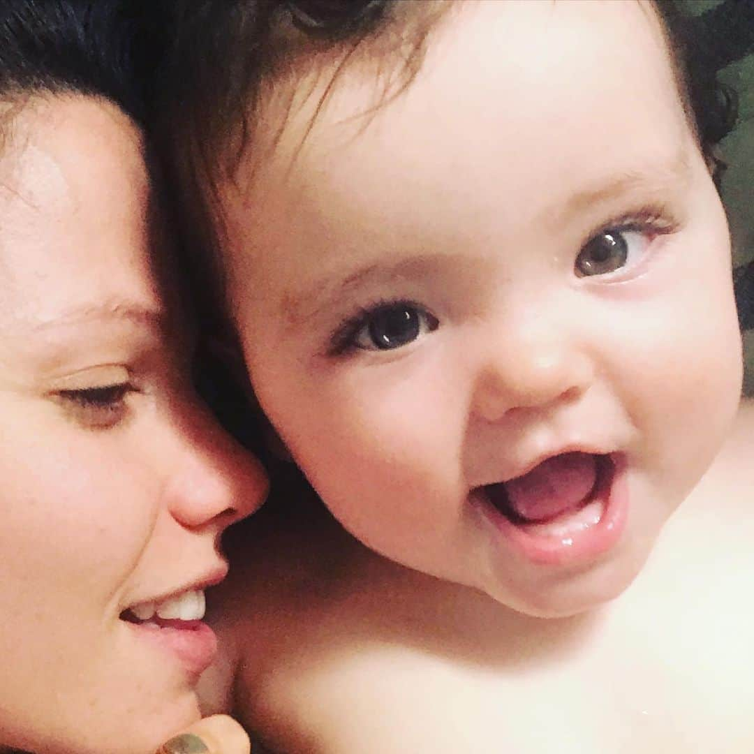 タミン・サーソクさんのインスタグラム写真 - (タミン・サーソクInstagram)「Ok mamas. I need some advice. I want my happy baby back! L has not been sleeping a week. No fever. Running nose but really bad tummy. Diapers every 40 min. What could it be? Teething? But does that upset your tummy? She’s so miserable. Mamas I need help! 😩」12月6日 4時01分 - tamminsursok