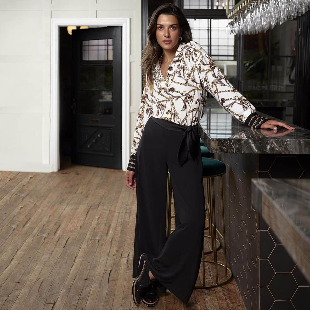 のインスタグラム：「With the holidays around the corner, this chain printed blouse paired with these stunning wide legged pants is the perfect way to look both elegant and polished. Blouse #194656, Pant #194220 #JosephRibkoff #IlovemyJR  Avec le temps des fetes qui se rapproche, ce chemisier à imprimé chaînes agencé avec ces pantalons évasés est la parfaite tenue pour un style à la fois élégant et sophistiqué. Chemisière #194656, Pantalon #194220」