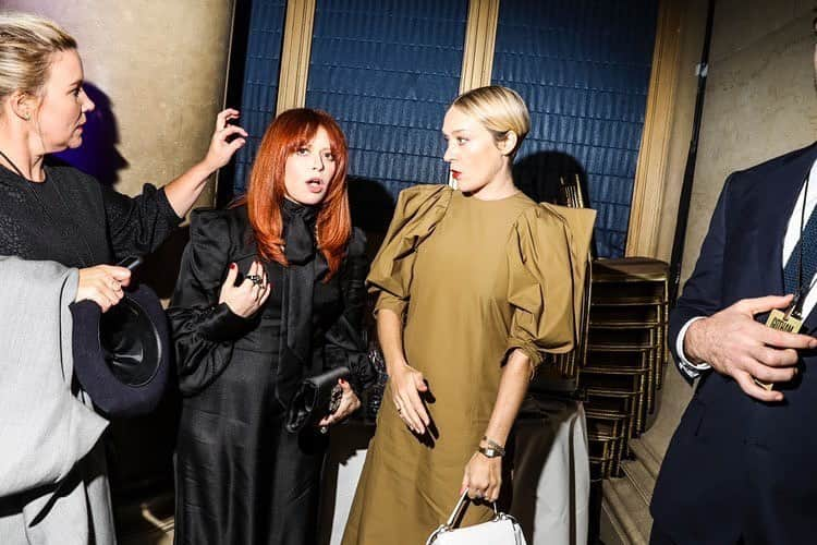 クロエ・セヴィニーさんのインスタグラム写真 - (クロエ・セヴィニーInstagram)「📸 @kristaschlueter capturing us in our true flustered fashion for @nytimes #gothamawards #russiandoll #thepenguin 🦇」12月6日 4時15分 - chloessevigny