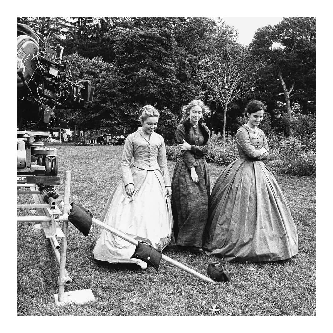 エマ・ワトソンのインスタグラム：「BTS of a sister stroll ✨ @littlewomenmovie」