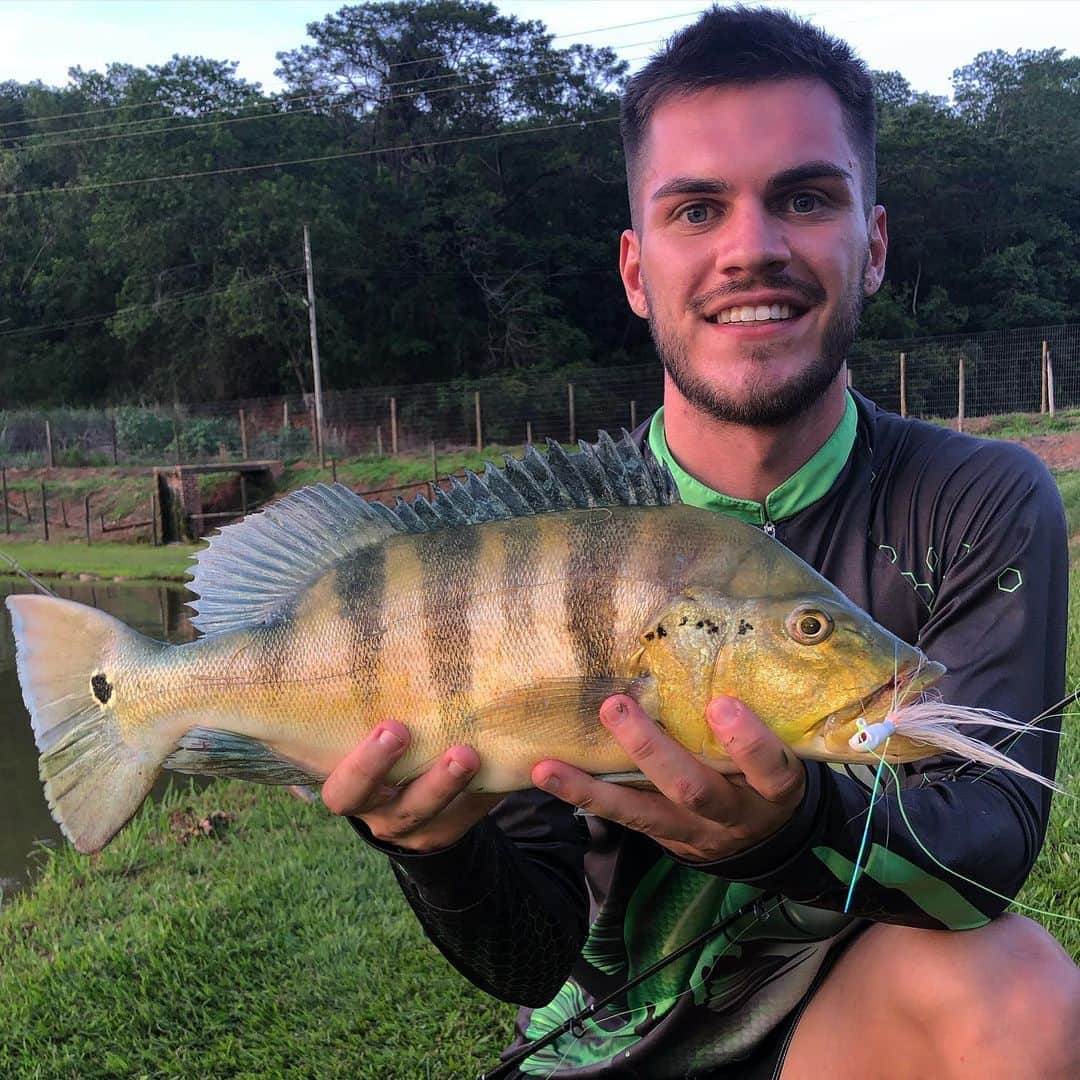 ナタンのインスタグラム：「Os Azulões do @kikiturismo estão cada vez maiores!! Pescaria Top D+ 🎣🔝 Usando o Jig da @iscasyara  Roupas da @marnegrofishing」