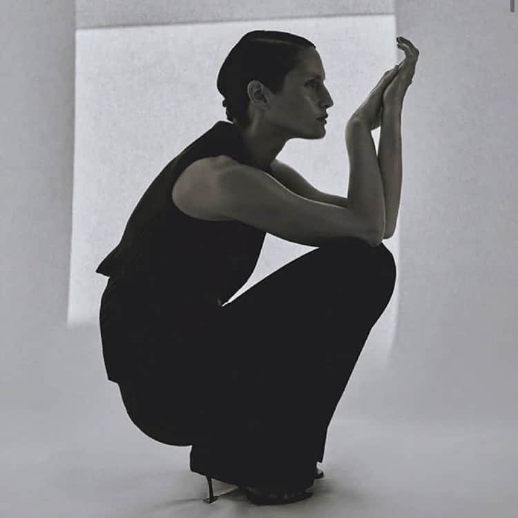 IMG Modelsさんのインスタグラム写真 - (IMG ModelsInstagram)「Outside the Box. 🔲 @viviensolari stars in the new @voguemexico. #📷 @sonia_szostak #👸🏻 #IMGstars」12月6日 4時12分 - imgmodels