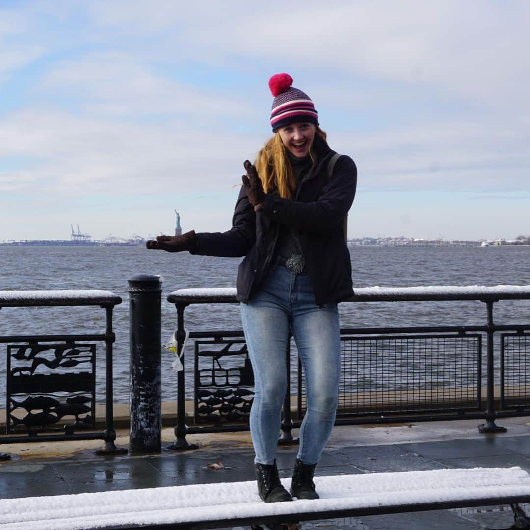 ケイティ・パスフィールドさんのインスタグラム写真 - (ケイティ・パスフィールドInstagram)「Day 1 in New York - we saw a pretty French lady 🗽 • • •  #statueofliberty #snowing #newyorkcity」12月6日 4時27分 - katiepasfield