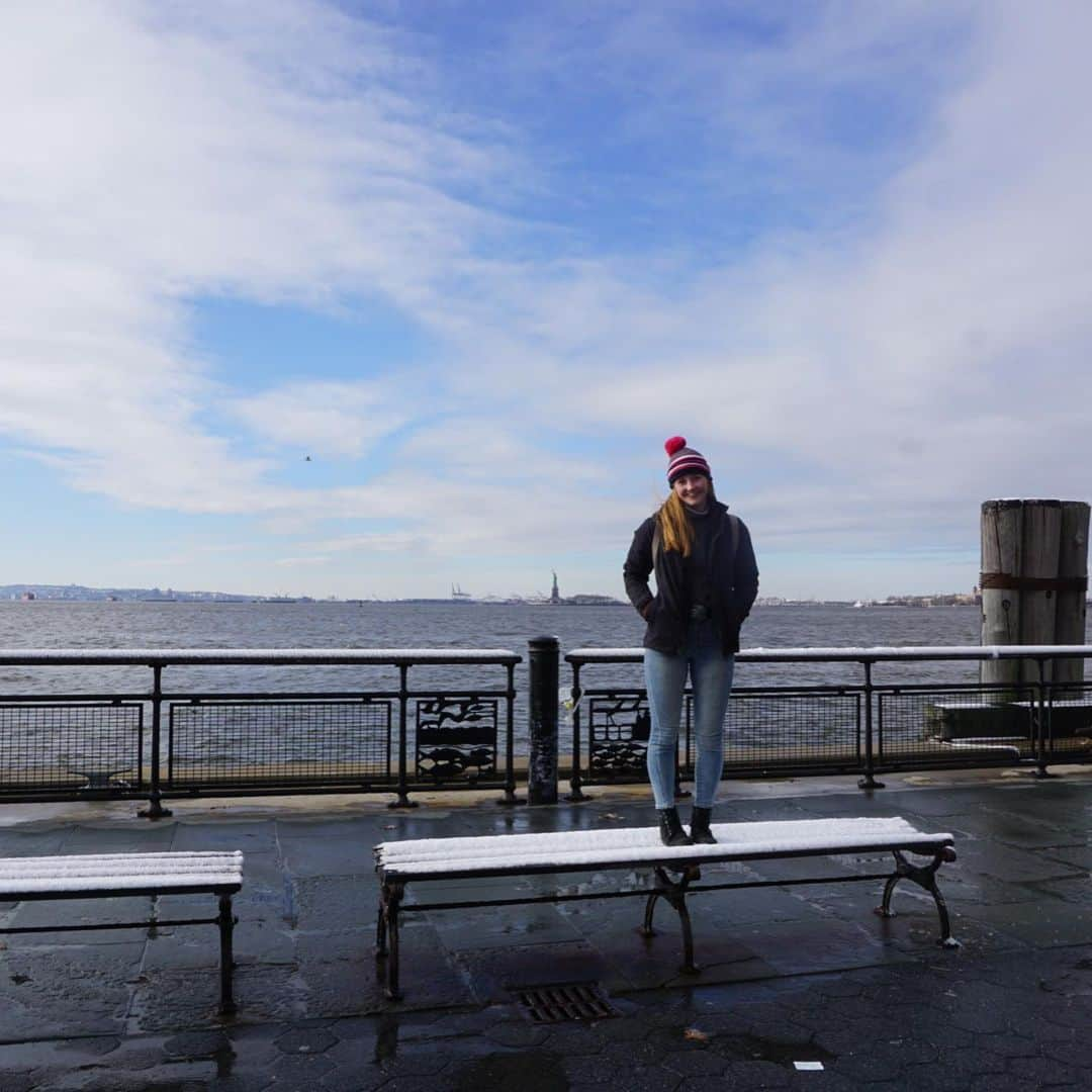 ケイティ・パスフィールドのインスタグラム：「Day 1 in New York - we saw a pretty French lady 🗽 • • •  #statueofliberty #snowing #newyorkcity」