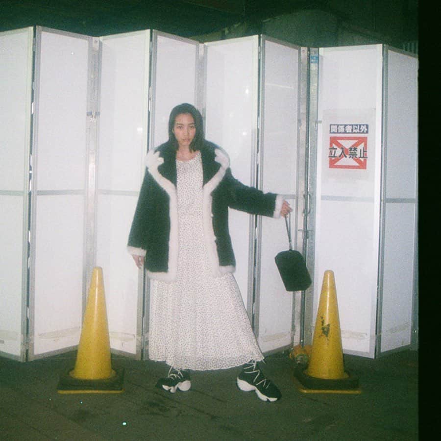 The Fashion Postさんのインスタグラム写真 - (The Fashion PostInstagram)「strolling around the emporio armani satellite with non﻿ ﻿ 『のんと歩く渋谷スクランブルスクエア 「エンポリオ アルマーニ サテライト」 vol.2』﻿ ﻿ 女優・のんと歩く2019年11月の渋谷の街。ここが地上なのか、階上にいるのか、複層化された通路に導かれるままに進んでいくと、時々わからなくなってしまう。そんなめまいにも似た陶酔感に包まれながら、たどり着いたのは駅前のスクランブル交差点。ふと上を見上げたら、見たことのない高さのビルが建っている。それが「渋谷スクランブルスクエア」。100年に1度といわれる大規模な再開発で、先陣を切るようにして11月1日にオープンした同商業施設は、文字通りエリア史上最高の絶景が一望できる新しいランドマーク。渋谷の街を久々に発熱させている、新たなカルチャー発源地のひとつである。﻿ ﻿ オーバーサイズのアウターをさらりと羽織り、足元はスニーカーを合わせて颯爽と渋谷の街を駆け抜ける。まぶしい街中にあって、ことさら明るく発光するように映える白のワンピースは、EMPORIO ARMANI (エンポリオ アルマーニ) の2019-20年秋冬コレクションのものだ。ルールにしばられることなく、好きなものを感情がおもむくままに取り入れて、個性を表現する。今シーズンのコレクションを説明するフレーズは、そのまま女優・のんのアティテュードとも重なって、こちら側にも心地よく響いてくる。着る人が好きなように楽しめる自由の服。その開放的なエネルギーを味方に、いざ再び渋谷の街へ。﻿ ﻿ model: non @non_kamo_ne﻿ photography: toshio ohno @ph_o.h.n.o﻿ videography: pennacky﻿ styling: sumire hayakawa @sumire_hayakawa_stylist ﻿ hair&makeup: shie kanno ﻿ text: miwa goroku @miwago6 ﻿ edit: mikiko ichitani @mikk0﻿ ﻿ #TFP #TheFashionPost #のん #non #EMPORIOARMANI #エンポリオアルマーニ #EAshibuya #EMPORIUM #渋谷スクランブルスクエア #19FW」12月5日 19時40分 - tfpjp