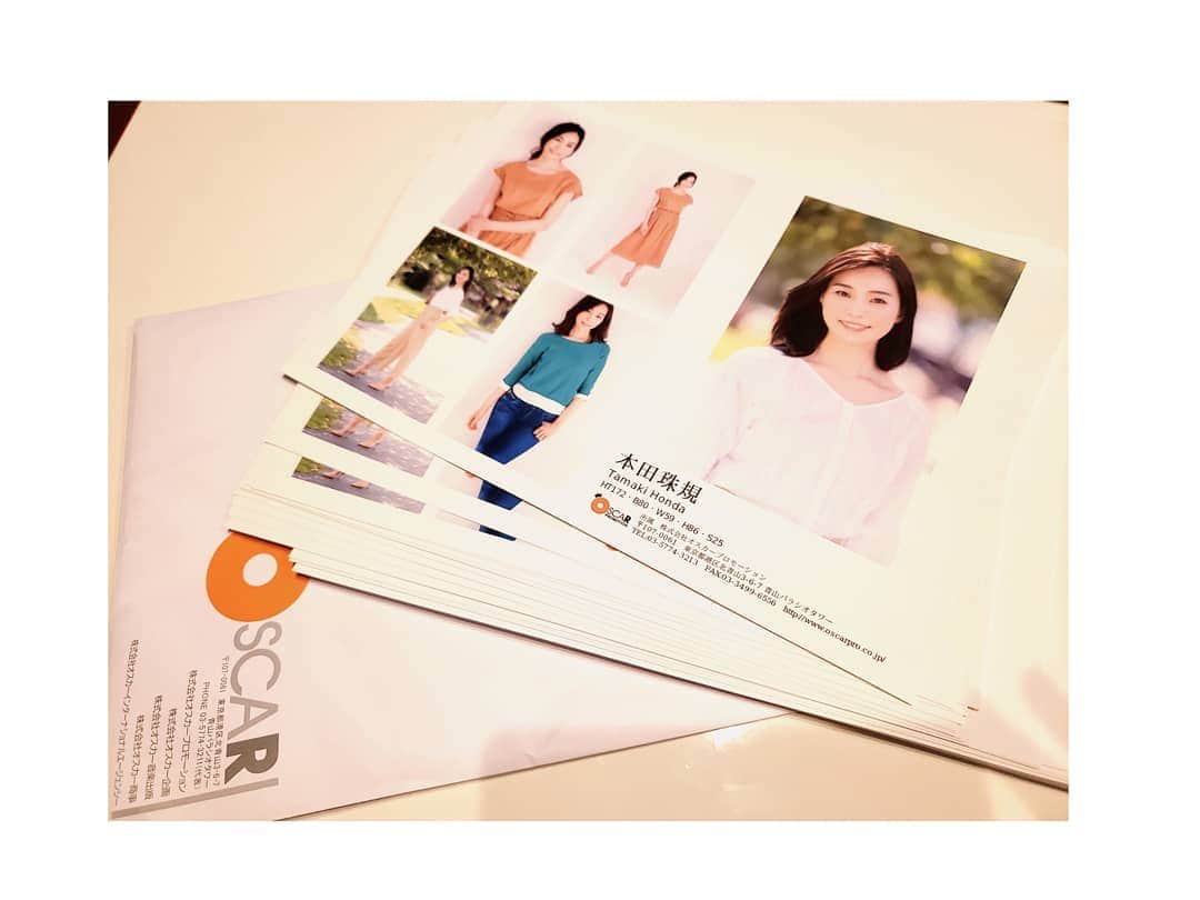 本田珠規のインスタグラム：「事務所に新しいコンポジを取りに😌 . 12月もまだまだオーディションは残ってるから頑張ろ！ . 今日は事務所で、 マネージャーさんに有難い言葉をたくさんもらって、勇気100倍にパワーアップ😂！ . 期待に応えられるよう頑張らねば! . . #オスカープロモーション  #モデル#コンポジ #プロフィール #model#本田珠規」