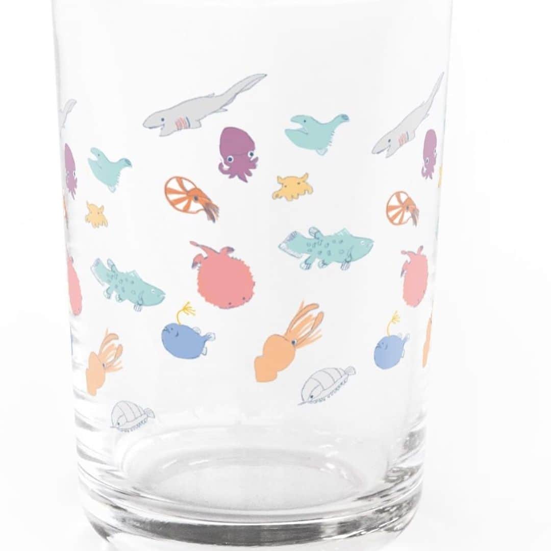 momoroさんのインスタグラム写真 - (momoroInstagram)「suzuriさんで新しくグラスが作れるようになったので作ってみました😊飲み物と相性が良さそうな柄をひとまず。 https://suzuri.jp/momoro66 ペンギンは牛乳を入れると良さそう。麦茶の海でカワウソ、コーヒーの海で深海生物を泳がせるのも良いかもです😊 #グラス #ももろ#illustration #イラスト #suzuri」12月5日 19時35分 - momoro6666