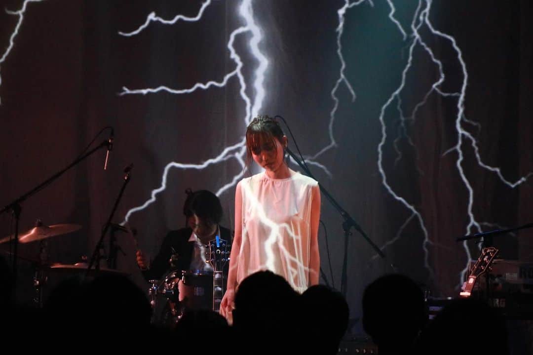 辻詩音のインスタグラム：「雨を降らす人だけが 虹もかけられるの⚡️⚡️⚡️ #Thunder #辻詩音 #music #singersongwriter #tsujishion」