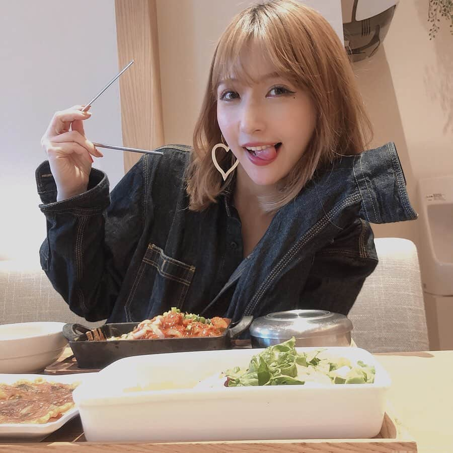 はりーさんのインスタグラム写真 - (はりーInstagram)「ごはんもりもり🍗🇰🇷 撮影合間のごはん🍚 #koreafashion fashion #毎日メイク  #チェックワンピ #cool#cute#model#写真好きな人と繋がりたい#帽子#美脚になりたい#すまし顔#可愛い女の子#ヘアースタイル#モデル募集 #followme #followfollow #fashion #instagood #美脚モデル #写真好きな人と繋がりたい #selfie#style #ファインダー越しの私の世界#被写体#sexy#stylish#美脚になりたい#fashionista #ストレッチ#ジム#gymgirl」12月5日 19時36分 - kirarin_harry_official