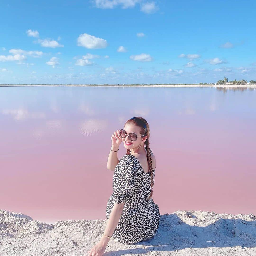 紗蘭さんのインスタグラム写真 - (紗蘭Instagram)「カンクンに来てるよ🇲🇽💞💞💞 ピンクレイク想像してたよりも綺麗すぎて本当に感動した😭💖 こんなに綺麗なピンクだけど、毎日がピンクじゃないらしく、雨が降ったりするとグレーになったり、風が吹くとピンクじゃなくなるらしい！！😳 時期も最高で天気に恵まれて、綺麗なピンクが見れて幸せ〜🥰💞💞💞 #メキシコ #カンクン #mexico #cancun #pinklake #pinklagoon」12月5日 19時36分 - saracchidayo