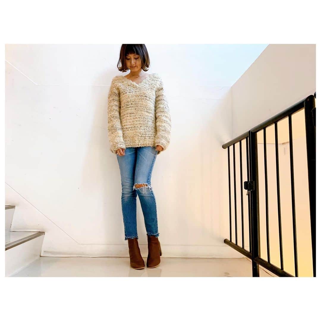 李ヒャンさんのインスタグラム写真 - (李ヒャンInstagram)「なかなか治らない風邪に嫌気がさしております🤧 キック🥊も🏊‍♀️も行けず、、 辛たん😭 体が元気なことってほんとそれだけで幸せだね。 そして、あっとゆー間に12月😵 CLOSETにも新商品入荷してます。 個人的にもかなり気に入っているペイズリースカートは裾のカッティングが可愛くてキュン😍 通年着られる素材なのも嬉しい。 チクチク感ほぼ0%のVネックニットも古着ならではの雰囲気がたまらんとです。 ぜひぜひチェックしてみてください♡ #fashion #style #used #herfeecloset #ootd」12月5日 19時49分 - 73hyang