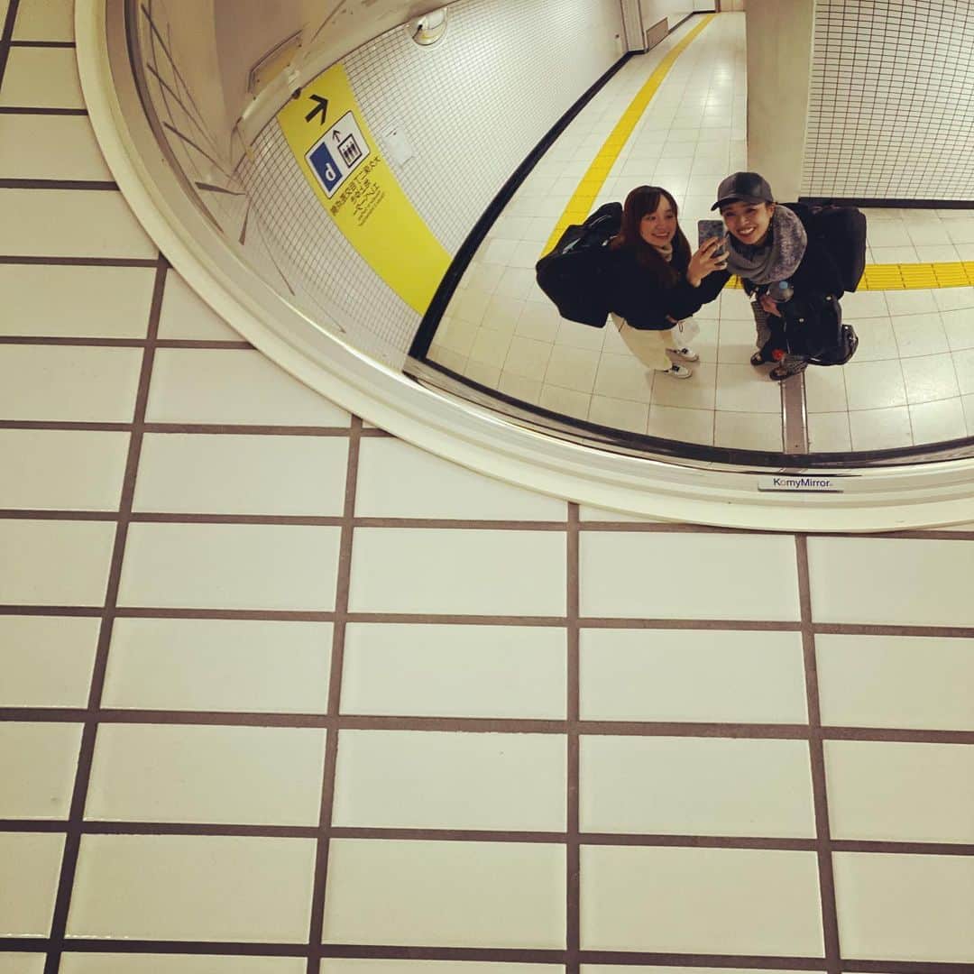 小春のインスタグラム：「ももちゃん連れてアコーディオン 修理が終わり持ち帰り。2人で背負って 昔レッスン行ってた時の話をして帰りながら 新宿西口駅の構内を通って、ここで小春、大道芸やってたよね、て話をして、そうだね、懐かしいなーって。そんだけ。  昨日の話  #charanporantan」