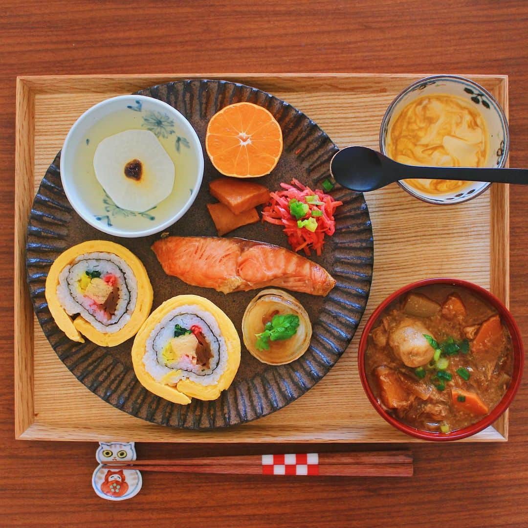 Kaori from Japanese Kitchenさんのインスタグラム写真 - (Kaori from Japanese KitchenInstagram)「レシピと呼べる程ではないけどツナのかす汁レシピ載せました。簡単であったまります。 ・ こんばんは。 明日から急に寒くなるみたいです… ということで今日はツナのかす汁でした。 鮭や豚肉がない時に かす汁にツナ缶を使うと美味しいですよ。 いつもの味噌が切れていて赤味噌で代用。 初めてでドキドキしたけど美味しかったー。 けどやっぱりかす汁は白味噌派かな。笑 こんにゃく、里芋、大根は #ココノミ さんから届いたお野菜です。 去年作ったスクショレシピですが よかったら作ってみてください。 そしておかずのほとんどはフォロワーさん案。 本当助かってます。ありがとうございます。 今夜はあたたかくしておやすみください☺ ごちそうさまでした。 ・ 【おしながき】 卵の太巻き寿司 ツナのかす汁 焼き鮭 大根の煮物 玉ねぎステーキ ごまポン酢かけ にんじんとビーツのごま油炒め さつまいものきんぴら みかん #豊潤サジー とヤギミルクのヨーグルト ＊薬膳走り書きは今回お休みです＊ ・ Hi from Tokyo! Here’s Japanese breakfast:Egg rolled up sushi, miso soup, grilled salmon, simmered Japanese radish, onion steak, stir-fried carrot and beetroot, sweet potato, and mandarin orange as a dessert. ・ ・ 2019.12.5 Thu ・ #japanesemeal #japanesefood #washoku #breakfast #朝ごはん #おうちごはん #早餐 #아침밥 #薬膳 #うつわ #和食器 #japonais #小澤基晴 #自炊 #松浦コータロー #佐藤もも子」12月5日 19時44分 - coco_kontasu