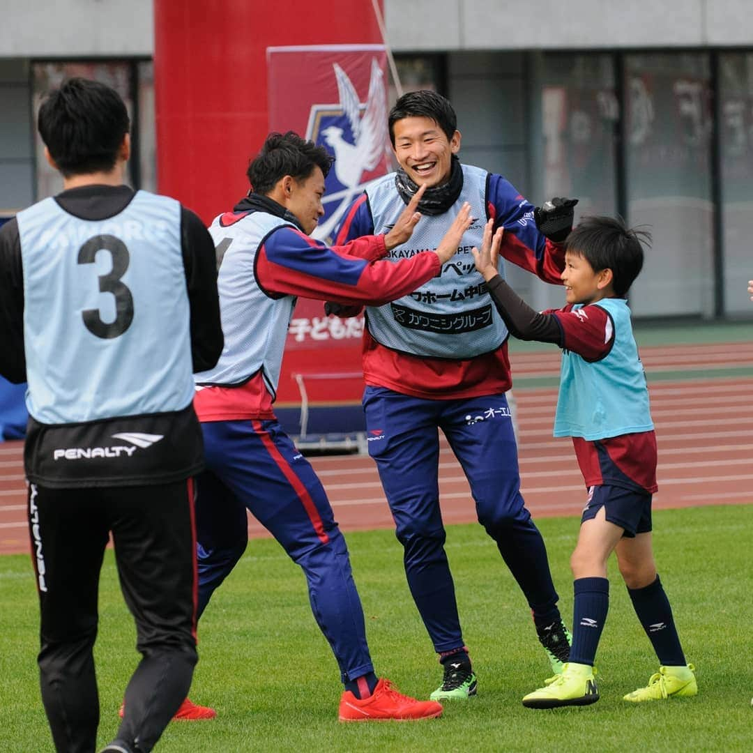 ファジアーノ岡山さんのインスタグラム写真 - (ファジアーノ岡山Instagram)「﻿﻿﻿ 【Throwback 2019ファン感 ②】﻿﻿﻿ ﻿﻿﻿ 選手たちの各場所での﻿様子📸✨﻿﻿﻿﻿ 「ウォーキングサッカー」編😄🎉﻿﻿﻿ ﻿﻿﻿﻿ #ファジアーノ岡山﻿﻿﻿ #fagianookayama﻿﻿﻿ #fagiano #okayama ﻿#🍑 #🍡﻿﻿﻿ #2019 #ファン感謝デー #ファン感﻿﻿﻿ #感謝 #thankyou #ありがとう #thx﻿﻿﻿ #嬉しい #楽しい #大好き﻿ #😆🙌✨﻿﻿ #ウォーキングサッカー #⚽﻿﻿ #子どもたちに夢を #🏟」12月5日 19時45分 - fagianookayama