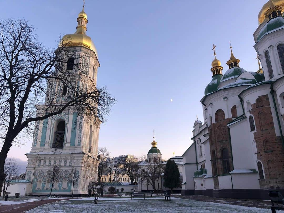 マリッサ・キングさんのインスタグラム写真 - (マリッサ・キングInstagram)「Kiev. It’s beauty, architecture, size, development.. it completely blew my expectations. Here are some things I noted and want to share with you all! • - Flying from London cost us £40 each ($50 USD) with Ryanair. Return trip. • - It’s possible to live cheaply here. Like.. extremely cheap.. keep reading. • - All the main touristic churches cost 50-100 Hryvna.. under £3 (under $5). • - We’ve been parking in central Kiev for free or if we do have to pay... 30p ($0.40) per hour. • - Uber works and is also cheap. A 30min trip across the city cost us less than £3 ($3.50). • - We had a huge amazing sushi meal with 4 people for 1000 Hryvna... £30 ($40). In England this would have been £100+ • - Oleksii sent a jumper and trousers to a friends house (who lives 4hrs away). He gave it to the post office in just a plastic bag. It cost £2 ($2.50) to send and the post office package it up for you. • - Battery watches. In England one watch costs £8-10 to replace in a store. Here, I gave my 3 watches in and it cost £9 total for all to be replaced. • - I got probably one of the best manicure services in my life for £20 ($30). Shellac classic french nails. Oleksii said outside of Kiev it would have cost half that or the same including a pedicure. • - People will avoid paying anything to park. So people try to park anywhere.. even squeezing in the smallest of spaces esp on sidewalks. In London there’s no way you can do this without getting a ticket. • - The metro costs 8 Hryvna... 20p ($0.30). • - There is no Starbucks at all in Ukraine. • - Buses are so small.. and yellow.. 😄 • - It’s true not many people smile here. If you smile at them you get a very serious (almost angry) look back. • - People may say they don’t speak English but they understand more than you think. • - Coming from a multi-cultural city, I’ve not seen one black/mixed person during my entire time here. • - You can walk anywhere. Including down the side of/across highways.. very common. Would definitely be seen as crazy in the US or England.  I highly recommend Kiev. If one day you decide to go, you won’t regret it! 💙🇺🇦💛」12月5日 19時46分 - marissapking