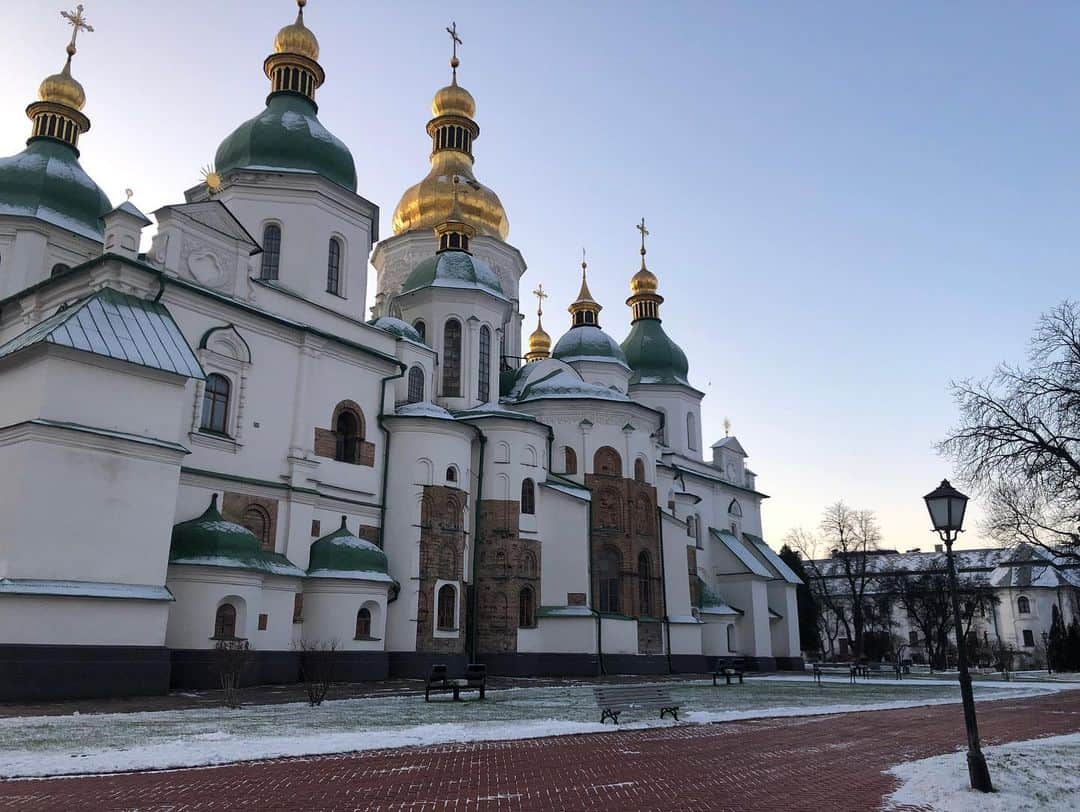 マリッサ・キングさんのインスタグラム写真 - (マリッサ・キングInstagram)「Kiev. It’s beauty, architecture, size, development.. it completely blew my expectations. Here are some things I noted and want to share with you all! • - Flying from London cost us £40 each ($50 USD) with Ryanair. Return trip. • - It’s possible to live cheaply here. Like.. extremely cheap.. keep reading. • - All the main touristic churches cost 50-100 Hryvna.. under £3 (under $5). • - We’ve been parking in central Kiev for free or if we do have to pay... 30p ($0.40) per hour. • - Uber works and is also cheap. A 30min trip across the city cost us less than £3 ($3.50). • - We had a huge amazing sushi meal with 4 people for 1000 Hryvna... £30 ($40). In England this would have been £100+ • - Oleksii sent a jumper and trousers to a friends house (who lives 4hrs away). He gave it to the post office in just a plastic bag. It cost £2 ($2.50) to send and the post office package it up for you. • - Battery watches. In England one watch costs £8-10 to replace in a store. Here, I gave my 3 watches in and it cost £9 total for all to be replaced. • - I got probably one of the best manicure services in my life for £20 ($30). Shellac classic french nails. Oleksii said outside of Kiev it would have cost half that or the same including a pedicure. • - People will avoid paying anything to park. So people try to park anywhere.. even squeezing in the smallest of spaces esp on sidewalks. In London there’s no way you can do this without getting a ticket. • - The metro costs 8 Hryvna... 20p ($0.30). • - There is no Starbucks at all in Ukraine. • - Buses are so small.. and yellow.. 😄 • - It’s true not many people smile here. If you smile at them you get a very serious (almost angry) look back. • - People may say they don’t speak English but they understand more than you think. • - Coming from a multi-cultural city, I’ve not seen one black/mixed person during my entire time here. • - You can walk anywhere. Including down the side of/across highways.. very common. Would definitely be seen as crazy in the US or England.  I highly recommend Kiev. If one day you decide to go, you won’t regret it! 💙🇺🇦💛」12月5日 19時46分 - marissapking