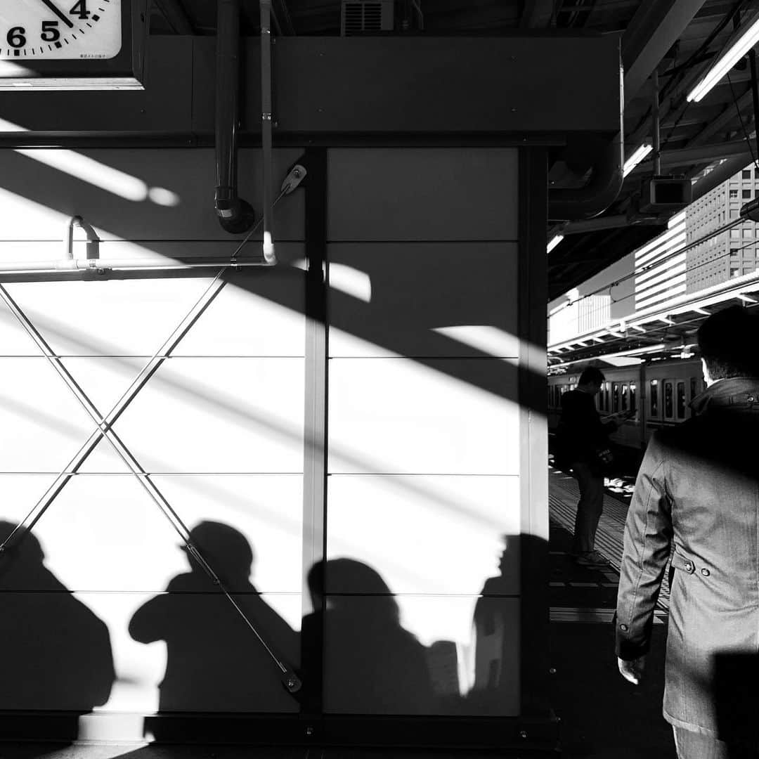 naotakeのインスタグラム：「駅 - A station / iPhone XR + Snapseed, 20191206 . . 音響の専門家に教えを乞うた。奥深さに慄く。 . , #spicollective #royalsnappingartists #infamous_family #rsa_main #infinity_photo_cult #2_fineart #jp_gallery_member #jp_gallery_bnw #trb_bnw #wp_bnw  #bnw_life #bnwlife_member #bnw_life_shots #bnw_captures #world_bnw #top_bnw #team_jp_ #team_jp_モノクロ #ig_energy_bw #ig_nihon #streetphotographybnw #igersjp #blackandwhite #bnw #bnwphoto #monochrome #bw #bnwphotography #ShotOniPhone #asahi_photocon」