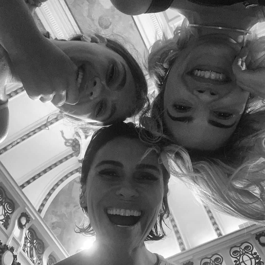 Giovanna Antonelliのインスタグラム：「#tbt divertidamente gravando com elas !!!!! #filhasdeeva @vanessagiacomo @ozoriodebora #cleo  #dora 🎥 ♥️」