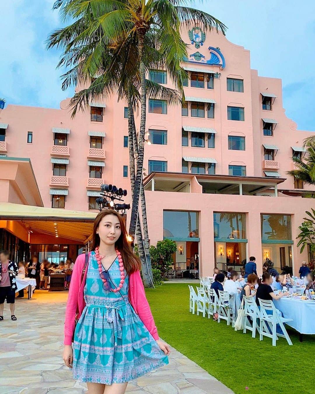 尾崎ありささんのインスタグラム写真 - (尾崎ありさInstagram)「pink palace💗﻿ ﻿ ﻿ ﻿ ﻿ #waikikibeach #ホテル #travel #sea #love #pink #ロイヤルハワイアンホテル #hawaii #sky #trip #traveler #royalhawaiian #architecture #waikiki #vacation #hotel #beautiful #ハワイ #ワイキキ #旅行 #ハワイ旅行 #夕焼け #ピンクパレス #pinkpalace #東カレ倶楽部 #旅 #旅スタグラム #sunset #ハワイ好きな人と繋がりたい #ハワイ好き」12月5日 19時53分 - also1219