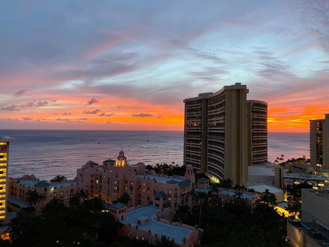 尾崎ありささんのインスタグラム写真 - (尾崎ありさInstagram)「🌇﻿ ﻿ ﻿ nofilter でこの美しさ🥺💕﻿ ﻿ ﻿  #waikikibeach #beach #travel #sea #love #amazing #サンセット #hawaii #sky #trip #traveler #skywaikiki #nightview #waikiki #vacation #lookout #beautiful #ハワイ #ワイキキ #旅行 #ハワイ旅行 #夕焼け #ロイヤルハワイアンホテル #夜景 #東カレ倶楽部 #旅 #旅スタグラム #sunset #ハワイ好きな人と繋がりたい #ハワイ好き」12月5日 19時54分 - also1219