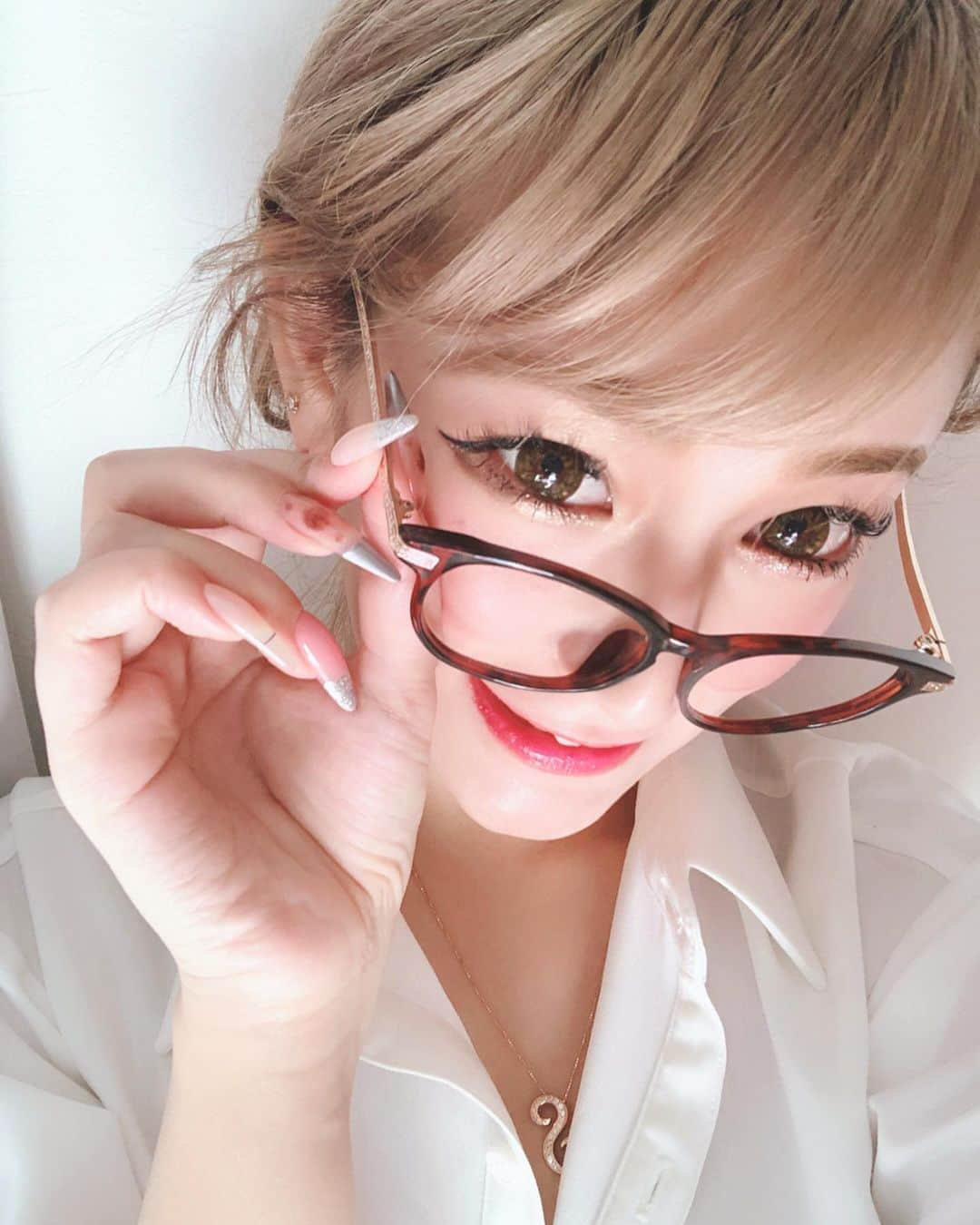 和栗汐里さんのインスタグラム写真 - (和栗汐里Instagram)「るん👓♡♡ _ 今日のしぴは史上最強に テンション高いお💓！ _ 肌の調子がいいからかな？？💭 _ (( @amoroso.cs )) _ 横浜にて小顔、痩身、美肌に特化した エステサロンAmorosoに行ってきたよ👼🏻 _ 私が受けたのは3つ！！ _ #スーパースペシャルリフトハイフ #毛穴洗浄 #水素パック _ です。顔も小さくなったし なんと言っても肌が綺麗になって 潤い漂って最高です✨✨ _ お時間ある時ぜひ行ってみてね!!!👩‍❤️‍💋‍👩 _ 担当は ( @amoroso.mami )さんです。 _ かなり親切で優しい人なので ご指名してくださいな💭👸🏼 _ #amoroso #横浜 #ハイフ #ハイフエステ #ハイフ痩身  #hifu #小顔 #美肌 #美肌効果 #毛穴ケア #毛穴レス #もち肌 #美活 #かわいくなりたい #♡ #しぴたん #ギャル #GAL」12月5日 19時54分 - shipi0520