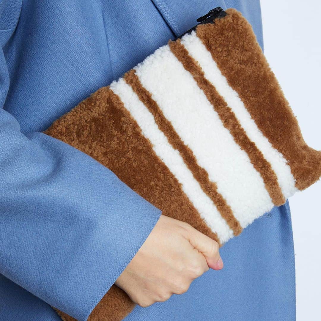 のインスタグラム：「EXCLUSIVE EVENT INES&MARECHAL #christmas #christmasevent #inesetmarechal « Clutch Bag » material of lamb mérinos curly hair shearling  Color : 6 colors available -camel / black / crocodile / champagne / olive- Size : 32cm X 20cm  Price : 120€  DHL delivery fees 19€ in Europe  Order only by instagram direct message , reply could take 1-2 days Delivery period will be take 7-10 days  PAYMENT ONLY BY PAYPAL / BANK TRANSFER ACCEPTABLE」