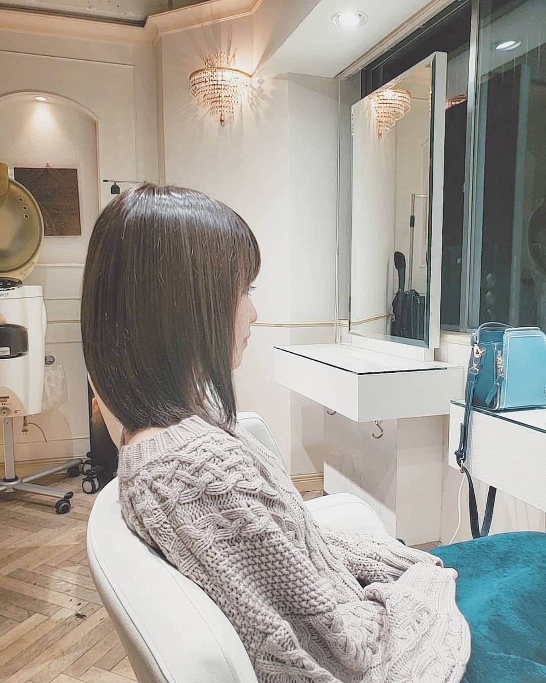 小田桐奈々さんのインスタグラム写真 - (小田桐奈々Instagram)「伸びてきた～🥰 とんでもなく色が抜けやすい髪質みたいで、1ヶ月後にはすごく明るくなっちゃいます。。。 * * 新しいトリートメント、 猫っ毛向きではいぱー良き…👼 * * #伸びてきたの #どうですか #皆さん #ヘアサロン #透け感 #ヘアカラー」12月5日 20時06分 - odagirinana