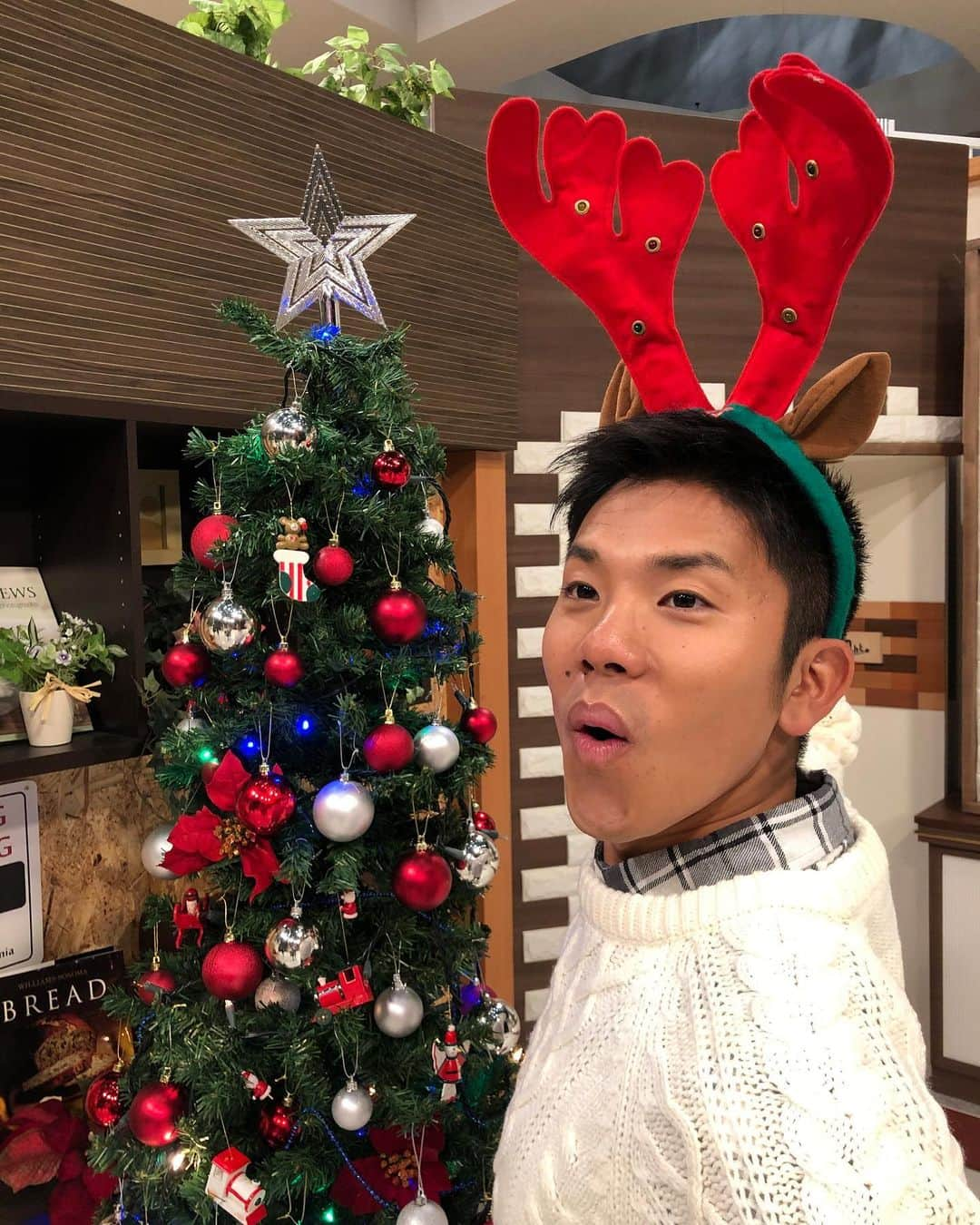 五十幡裕介さんのインスタグラム写真 - (五十幡裕介Instagram)「Hit.com Nightのスタジオにも、 クリスマスツリーが登場🎄 HTBがあるさっぽろ創世スクエアのツリーは、 onちゃんたちが飾りに！ 毎年この時期になると、 「今年自分は何ができただろうか？」と反省します。 胸を張って「これができた！」と言えることなんて ほとんどないけど、少しでも成果を上げられるように、 あと1ヶ月頑張っていきましょう。 今夜は、報道ステーション後のニュースを担当します。 Hit.com Nightは、深夜1時45分から放送です。  #クリスマス #クリスマスツリー #12月 #師走 #寒い #北海道 #心 くらいは #温かく #Hit.com Night #カメラ にも #装飾 #こういう心遣いにキュンとします #トナカイ #カチューシャ つけました #すみませんでした #高田まゆみ さん #木曜 #深夜 #放送 #HTB #アナウンサー #五十幡裕介」12月5日 19時58分 - htb_isohatayusuke