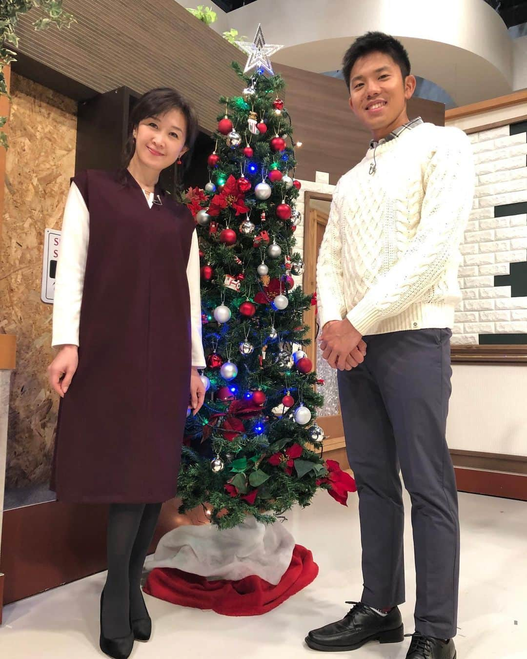 五十幡裕介さんのインスタグラム写真 - (五十幡裕介Instagram)「Hit.com Nightのスタジオにも、 クリスマスツリーが登場🎄 HTBがあるさっぽろ創世スクエアのツリーは、 onちゃんたちが飾りに！ 毎年この時期になると、 「今年自分は何ができただろうか？」と反省します。 胸を張って「これができた！」と言えることなんて ほとんどないけど、少しでも成果を上げられるように、 あと1ヶ月頑張っていきましょう。 今夜は、報道ステーション後のニュースを担当します。 Hit.com Nightは、深夜1時45分から放送です。  #クリスマス #クリスマスツリー #12月 #師走 #寒い #北海道 #心 くらいは #温かく #Hit.com Night #カメラ にも #装飾 #こういう心遣いにキュンとします #トナカイ #カチューシャ つけました #すみませんでした #高田まゆみ さん #木曜 #深夜 #放送 #HTB #アナウンサー #五十幡裕介」12月5日 19時58分 - htb_isohatayusuke