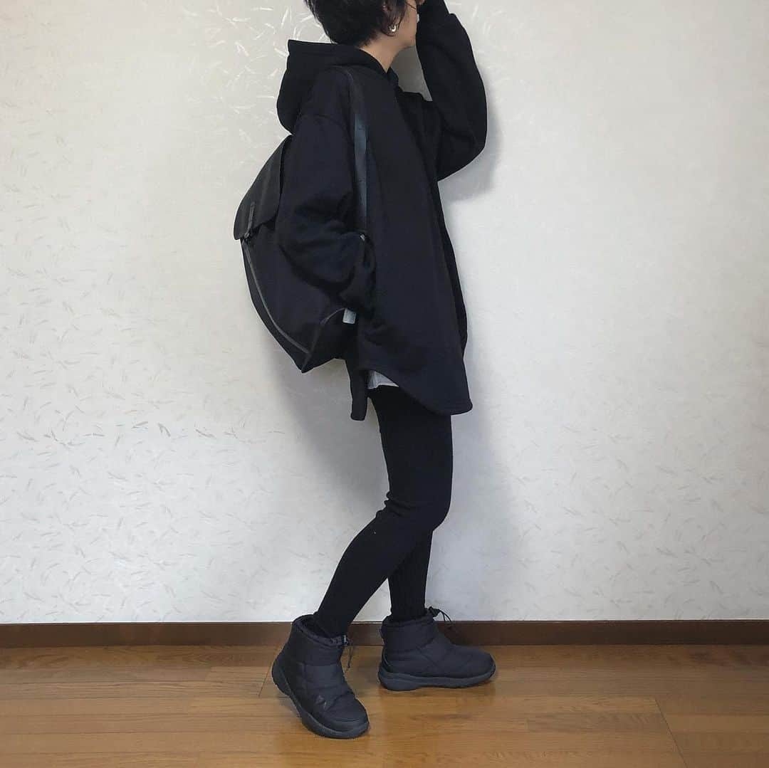 ak_m1120さんのインスタグラム写真 - (ak_m1120Instagram)「髪色を黒にしたら黒い服を選ぶ事が増えた💂🏿‍♂️ . . . ビックサイズのフーディーは下に着込めるので良い🥺❤️ . . . . tops#miette @miette.jp  outer#rooptokyo @rooptokyo  bag#topologie @topologie_jp . . . . #fashion #code #ootd #locari #thenorthface #boots #miette_style #miette_jp #ママコーデ #ママファッション #ミエッテ #カジュアルコーデ #パーカー #キルティングジャケット #ノースフェイス #wear更新」12月5日 20時00分 - ak_m1120