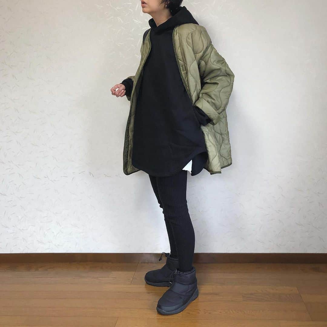ak_m1120さんのインスタグラム写真 - (ak_m1120Instagram)「髪色を黒にしたら黒い服を選ぶ事が増えた💂🏿‍♂️ . . . ビックサイズのフーディーは下に着込めるので良い🥺❤️ . . . . tops#miette @miette.jp  outer#rooptokyo @rooptokyo  bag#topologie @topologie_jp . . . . #fashion #code #ootd #locari #thenorthface #boots #miette_style #miette_jp #ママコーデ #ママファッション #ミエッテ #カジュアルコーデ #パーカー #キルティングジャケット #ノースフェイス #wear更新」12月5日 20時00分 - ak_m1120