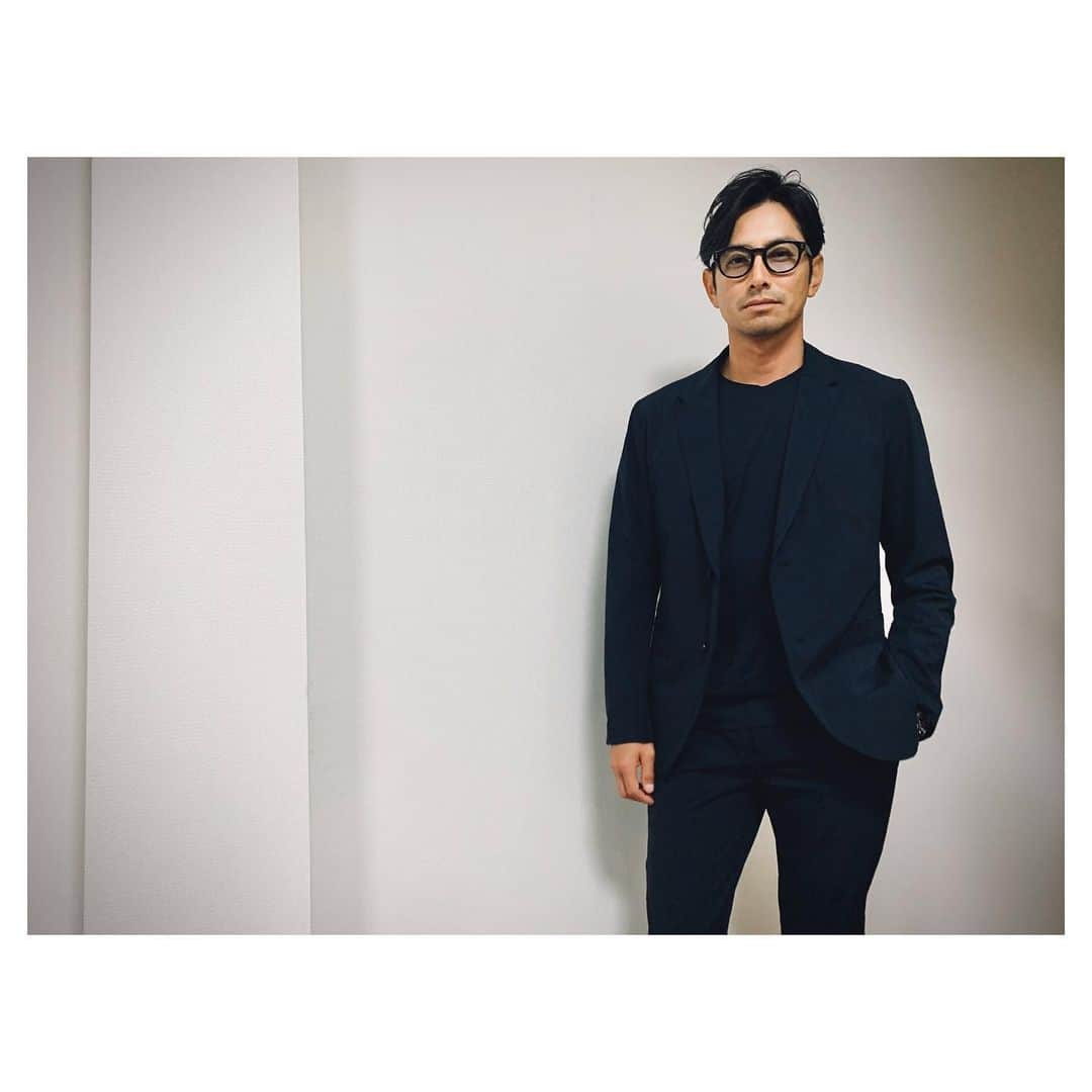 肥野竜也さんのインスタグラム写真 - (肥野竜也Instagram)「【TFW49】﻿ ﻿ こんな軽くて動きやすくてカッコ良いジャケット＆パンツがあって良いのかっ!!w﻿ 「TFW49」スポーティジャケット＆イージータックパンツ😎👍✨﻿ ﻿ 驚くほどの軽さと伸縮性🤩✨﻿ 自分はゴルフをする機会が多いので、こういうセットアップがあると本当ありがたい!!﻿ ゴルフでは付き物の正装と長時間移動…﻿ 綺麗目な格好で運転や移動すると疲れるし動きづらい😭﻿ でもこのジャケパンならノンストレス😆⤴︎⤴︎﻿ ﻿ このまま走ったりトレーニングも出来てしまいそう〜（まあ流石にしませんが🤣w）﻿ ゴルフでは、ジャケットを脱いでパンツそのままでラウンドも可能🏌️⤴︎⤴︎（ジャケット着たままでも打てますよw）﻿ ネクタイ合わせてもGOOD!!ですよ〜﻿ ﻿ ■カラー BLACK.CHARCOAL﻿ ﻿ https://junhashimoto.jp/c/_tfw49﻿ ﻿ #肥野ファッション﻿ #パパコーデ﻿ #TFW49﻿ #ジャケット﻿ #jacket﻿ #セットアップ﻿ #ジャケパン﻿」12月5日 20時00分 - tatsuya_hino