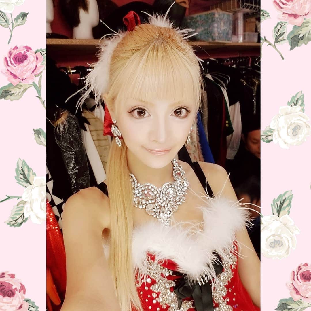 のインスタグラム：「昨日はストレートポニーテールサンタでした♡そしてTwitterに告知も載せましたので良かったらご確認お願いします♡♡♡♡♡♡♡スケジュール♡♡♡♡♡♡♡♡♡【オープンイベント】 12月7日浜松コンクルーズ 12月22日埼玉Hotel Hetitageディナーショー 12月23日東村山パブヒーロー ♡♡♡♡♡♡ .【歌芸夢者】 12月2日(月)10日(火)20日(土金)27日(金)♡♡♡♡♡♡ ♡♡♡♡♡♡【 CROKET MIMICTOKYO】12月4日(水) ♡♡♡♡♡ ♡♡♡ ♡♡♡♡ . ..#ドレス #princess#白咲姫香 #makeup #CROKETMIMICTOKYO MIMICTOKYO#タレント #衣装 #ものまね #ドレス  #イベント #Barbie #モデル　#AYU  #プリンセス #model #浜崎あゆみ 様ものまね #modelsearch #ロリータ#エンターテイメント#スイーツ #sweet#舞台衣装  #舞台 #薔薇 #花#メイク #flower #イルミネーション #サンタコス #サンタ」