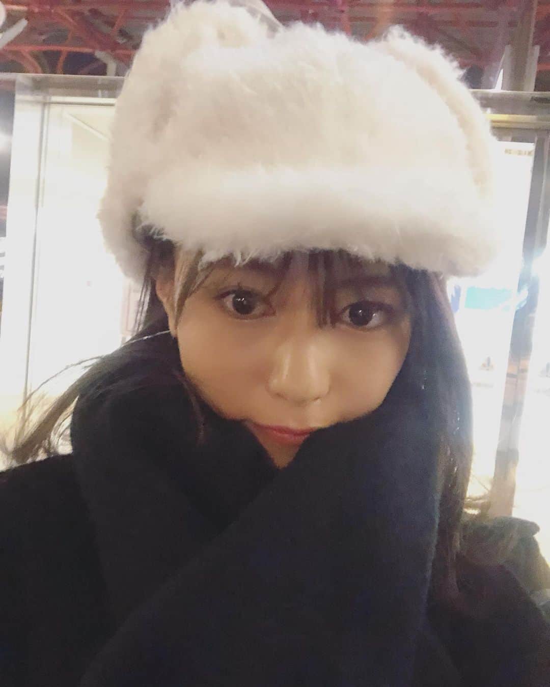 山下愛実（まなみるく）のインスタグラム：「モコモコ帽子🐇🐑真顔🙍🏻‍♀️ #帽子#ホワイト#ブラック#マフラー #セルフィー#オーバーライド #instagood#instalike#followｍe」