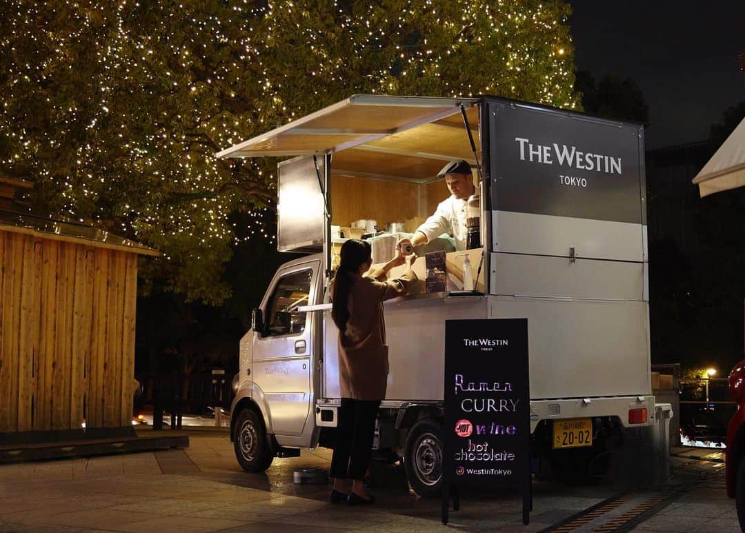 THE WESTIN TOKYO | ウェスティンホテル東京さんのインスタグラム写真 - (THE WESTIN TOKYO | ウェスティンホテル東京Instagram)「恵比寿ガーデンプレイス時計広場で開催中の、本場のクリスマスマーケットをイメージしたクリスマスマルシェにて、「The Westin Food Truck」が寒い季節にぴったりの温かいメニューをご用意して皆様をお待ちしています🚚  総料理長が手掛ける特製ビーフカレー、広東料理「龍天門」特製牛バララーメン、スパイス香るホットワインや濃厚ホットチョコレートをご提供しています😋  クリスマスのきらめきに彩られた恵比寿で、ウェスティンホテル東京ならではのこだわりのメニューをお楽しみください🎄 詳細はプロフィールの🔗リンクより👉👉 ...... The festive season is upon us here at Yebisu!🎄 Visit Yebisu Garden Place this December to experience one of the most popular winter illuminations in Tokyo. Bask in the holiday spirit with a romantic light-up, the gorgeous Baccarat crystal chandelier and the European Christmas market featuring our first Westin Food Truck!🚚😋 Warm your spirit with our line-up of limited-edition delights such as Ryutenmon’s secret beef brisket noodles, Executive Chef’s signature beef curry as well as our hearty hot chocolate and mulled wine perfect for this festive season✨  Christmas Marche: 11.2 (Sat) - 12.25 (Wed) 12:00 - 20:00 @yebisu_garden_place ...... #ウィスティン東京 #ホテル #東京 #クリスマス #クリスマスマルシェ #イルミネーション #WestinTokyo #Christmas #xmas #christmasmarket #christmastime #christmas2019 #christmaslights  #風物詩 #冬 #クリスマス #フェスティブ #煌びやか #夜景 #ラグジュアリー #ホテル #illumination #恵比寿 #nightview #winter」12月5日 20時04分 - westintokyo
