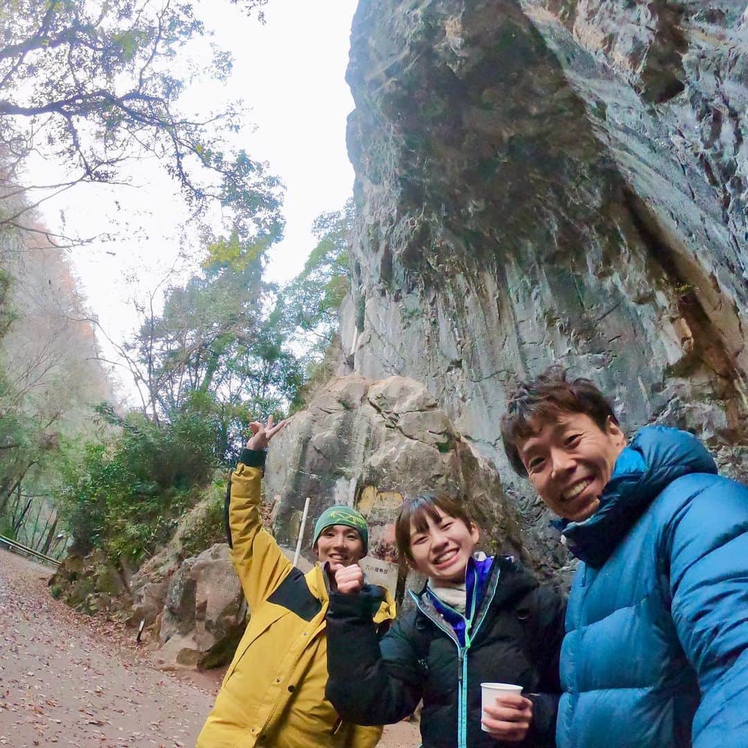 伊東秀和さんのインスタグラム写真 - (伊東秀和Instagram)「再び岡山へ✨ @yuki_hiroshige を連れて😁初の課題楽しんでました✅しかし寒くなってきて岩も冷たい🥶自分は小さな発見が、大きな変化に繋がり楽しみになってきた！岩を楽しんだ後💫 @rocksclimbinggym で急募したスクール。キッズと一般のクラスでレッスン🌈今日も昼クラス【集合写真撮り忘れました】をやってから二号店に戻ってきました！これから夜クラス。 岡山キッズ達&大人も伸び伸びと登りに夢中になり、今後も反復や積み重ねも大事にしてレベルアップを感じて楽しんでいってもらえたらと思います😊 また岡山でお会いしましょう✨ @orientalbio1991 @mammut_japan @camp1889 @skya_cs_sports_tv #climbing #岡山 #ヒデスク #夢中 #キッズ #積み重ね #強くなる #楽しむ #発見 #レッスン #lesson #クライミング」12月5日 20時15分 - hide9a2019