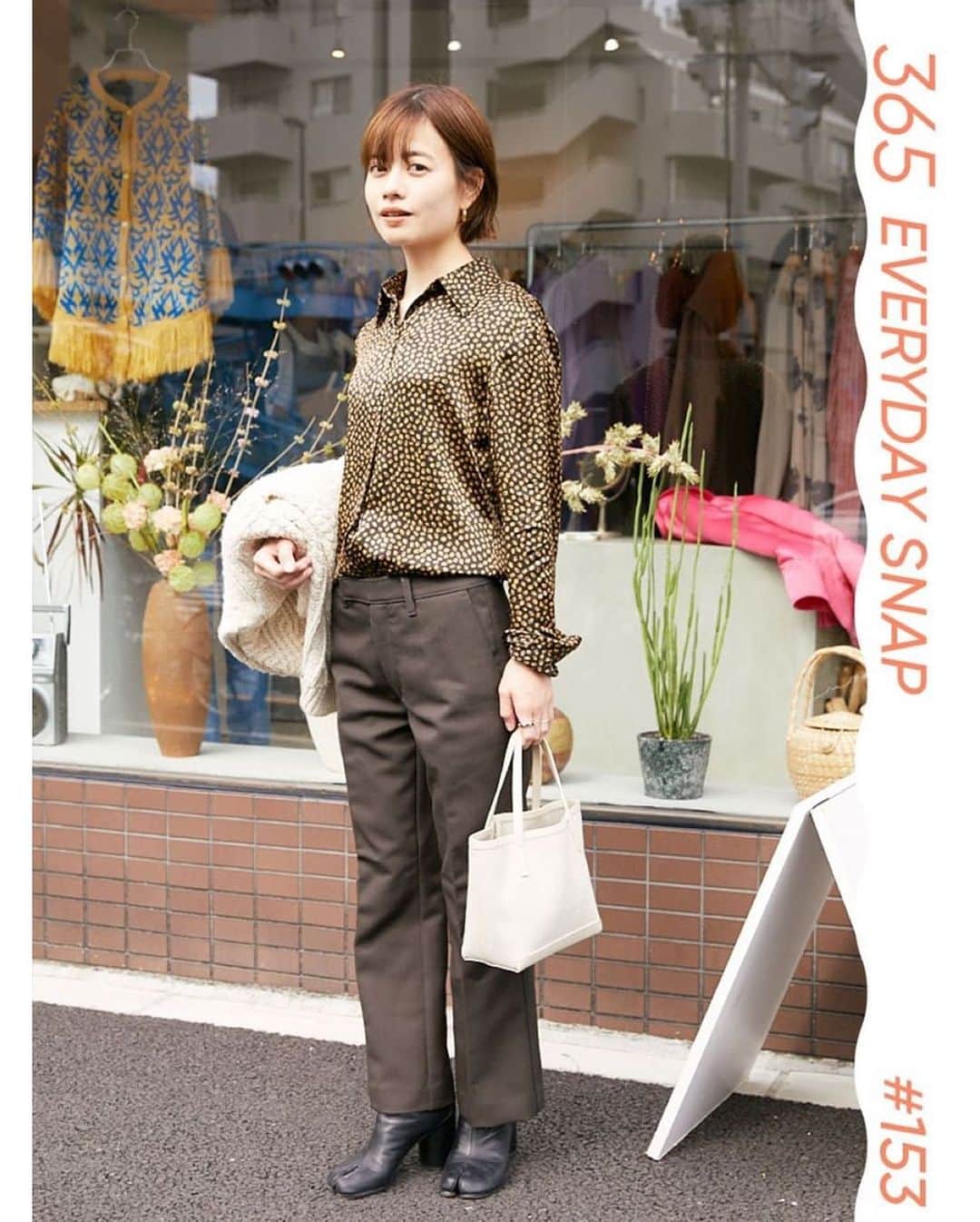 ginza magazineさんのインスタグラム写真 - (ginza magazineInstagram)「365日おしゃれスナップ！大都会、東京の素敵なスポットに集うセンスがいい人をGINZA編集部がキャッチ。⠀⠀⠀ ⠀ 「70年代風が今季らしい。柄のシャツブラウス1枚でレトロシックに」 ⠀ ⠀ 👤 網川 禎子／フローリスト @tsuuuuuna ⠀ トップス：ヴィンテージショップMilli Vintageで購入 パンツ： UNIQLO ニット：ISABEL MARANT シューズ：Maison Margiela バッグ：THE ROW ピアス：Sophie Buhai リング：DEZSO ⠀⠀ 📍ここでスナップ ⠀⠀ Milli Vintage／ヴィンテージショップ 東京都渋谷区富ヶ谷1-9-14 @milli_vintage ⠀⠀ #ginzamagazine #styling #snap #ファッションスナップ #365日おしゃれスナップ」12月5日 20時07分 - ginzamagazine