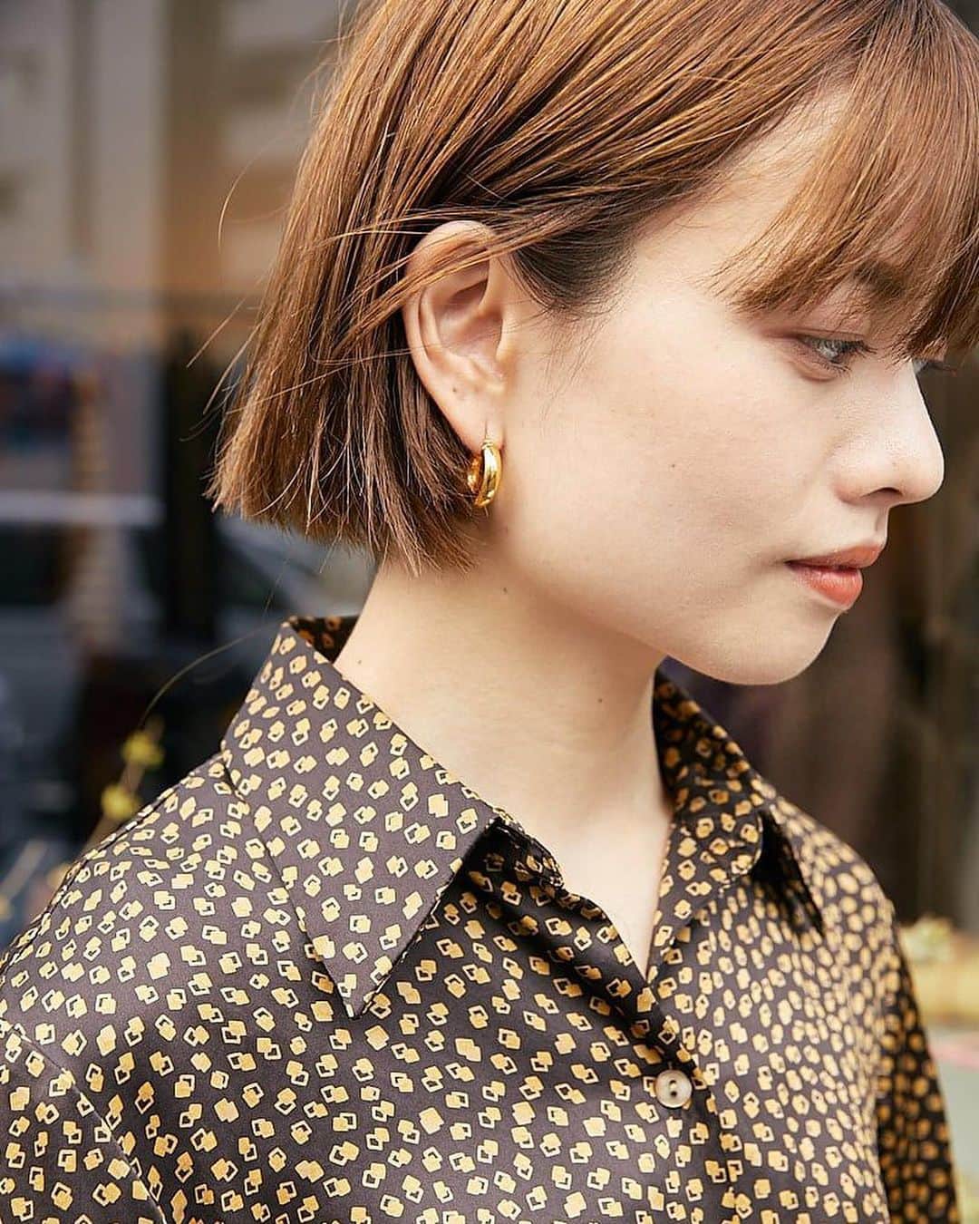 ginza magazineさんのインスタグラム写真 - (ginza magazineInstagram)「365日おしゃれスナップ！大都会、東京の素敵なスポットに集うセンスがいい人をGINZA編集部がキャッチ。⠀⠀⠀ ⠀ 「70年代風が今季らしい。柄のシャツブラウス1枚でレトロシックに」 ⠀ ⠀ 👤 網川 禎子／フローリスト @tsuuuuuna ⠀ トップス：ヴィンテージショップMilli Vintageで購入 パンツ： UNIQLO ニット：ISABEL MARANT シューズ：Maison Margiela バッグ：THE ROW ピアス：Sophie Buhai リング：DEZSO ⠀⠀ 📍ここでスナップ ⠀⠀ Milli Vintage／ヴィンテージショップ 東京都渋谷区富ヶ谷1-9-14 @milli_vintage ⠀⠀ #ginzamagazine #styling #snap #ファッションスナップ #365日おしゃれスナップ」12月5日 20時07分 - ginzamagazine
