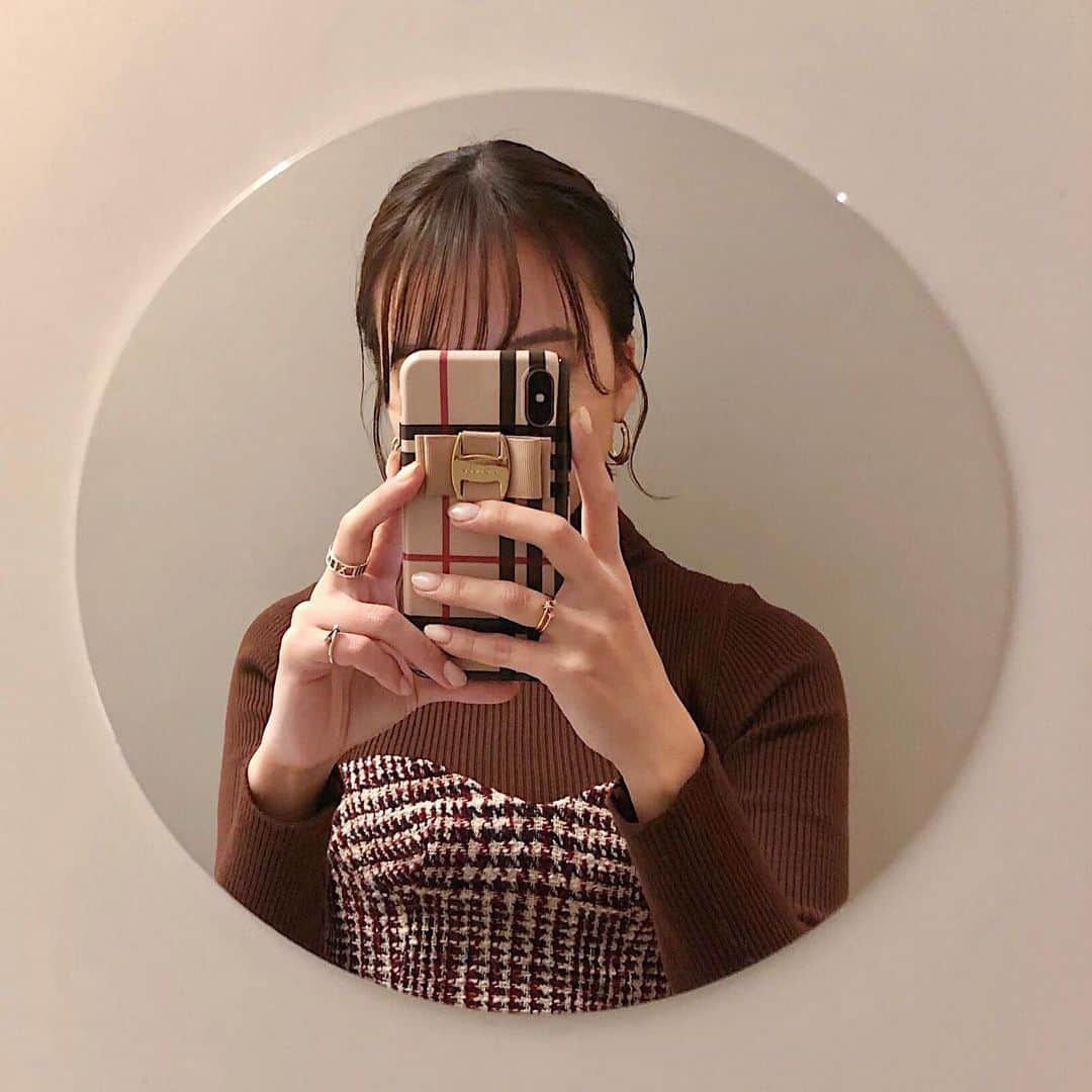 大野真昂のインスタグラム：「☺︎ ・ 新しいiPhoneケースに変えたよ🐥 ベージュのリボンに大きめのチェック可愛い〜♥️ @alamain2018 ・ 今 RAKUTEN SUPER SALE 開催中で MAX50%オフだって！！ 12/4 20:00〜 12/11 1:59 まで。 みんなおそろいしよう😘 ・ #alamain #iphoneケース #iphonecase #ハンドメイド #ハンドメイド作品 #ハンドメイド作家 #ハンドメイド雑貨 #プチプチ #韓国ファッション #ファッション #プレゼント」