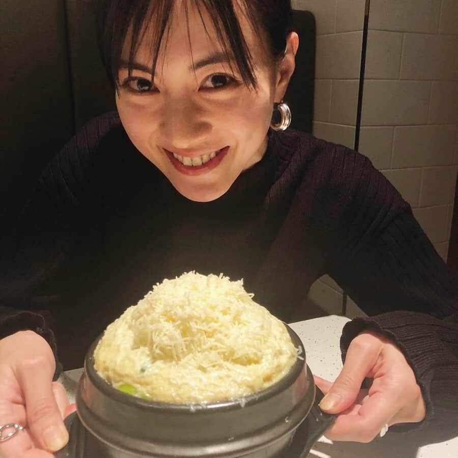 のインスタグラム：「先日弾丸で韓国旅行へ🇰🇷 いつもですが、今回もひたすら食べて食べて食べまくりの旅でした😋 それにたくさん韓国の友達に会えて、嬉しかったぁ💕 ハイライトにも載せてるので見てねー！ #みゅう旅#韓国旅行#韓国#korea #ケランチム#サムギョプサル#ヤンニョンチキン#トゥルッケカルグクス#マンドゥ#ナクチポックン」