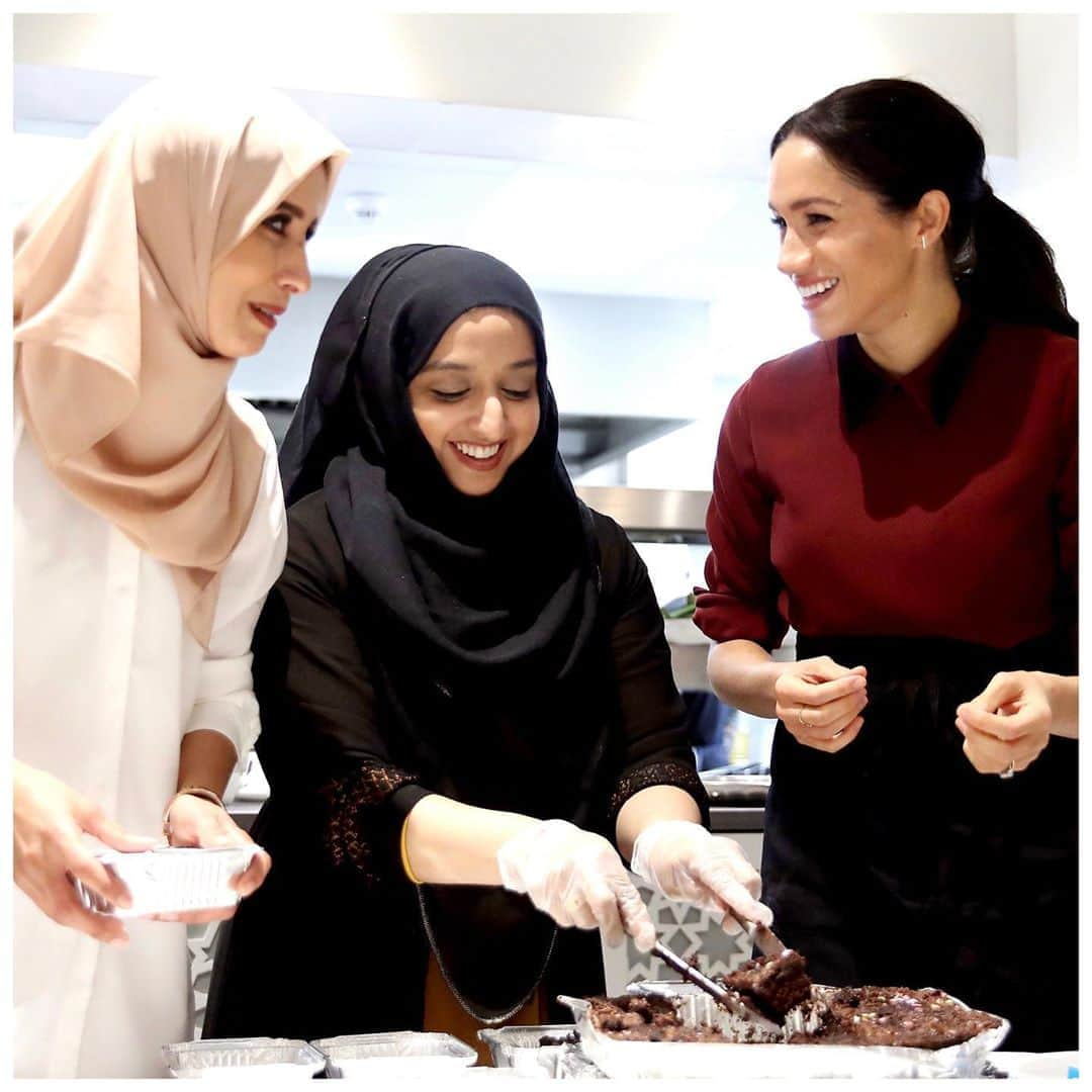 英ヘンリー王子夫妻のインスタグラム：「Spotlight on: The Hubb Community Kitchen  It was just one year ago that The Duchess of Sussex made a special visit to the women of The Hubb Community Kitchen to help prepare meals for those in need. The connection between The Duchess and these women began a year prior, as she supported them in the creation of “Together”, a charity cookbook which celebrates the power of cooking to bring communities together.  The cookbook showcases recipes from women whose community was affected by the 2017 Grenfell Tower fire in London. Their incredible stories and personal recipes placed “Together” on The New York Times Bestseller List and The Sunday Times Booklist.  Today, the women at the Hubb Community Kitchen continue to have a positive impact in their community, across the UK, and around the world. Whether it’s providing a safe space for women and children to come for a hot meal, supporting local schools, serving free lunches to senior citizens, partnering with the Red Cross to provide lunches for refugees, or feeding the homeless - the Hubb helps and heals through their support and sustenance.  Thank you, ladies, for the leadership and inspiration that your cooking and love of community brings to all those around you. We remain so very proud of the good work that you continue to do, and cannot wait to see what 2020 brings!  Photo © PA / Hubb Kitchen / Jenny Zarin」