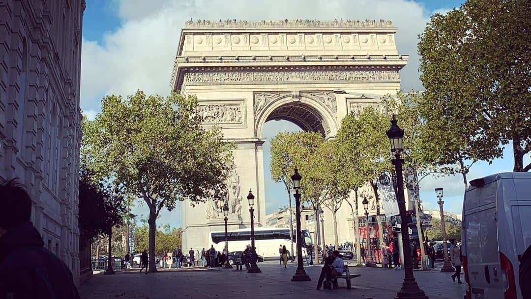 滴草由実さんのインスタグラム写真 - (滴草由実Instagram)「今日は、カルーゼル・ドゥ・ルーブルへ絵画作品を出展した証明の証書が届き、改めて感動。 ・ 沢山の景色と沢山の濃厚な時間を感じさせてもらえる機会を与えて下さった 方々に心から感謝です。そしてこの地へ連れてきてくれた、自分の絵にも、本当にありがとうって思いました！ ・ #旅記録  #新曲を聴きながら #インスピレーション #シャンゼリゼ通り  #カルーゼルドゥルーブル  #絵画作品 #出展証書 #感動  #感謝」12月5日 20時23分 - yumi_shizukusa