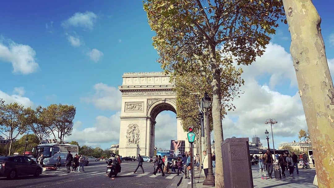 滴草由実さんのインスタグラム写真 - (滴草由実Instagram)「今日は、カルーゼル・ドゥ・ルーブルへ絵画作品を出展した証明の証書が届き、改めて感動。 ・ 沢山の景色と沢山の濃厚な時間を感じさせてもらえる機会を与えて下さった 方々に心から感謝です。そしてこの地へ連れてきてくれた、自分の絵にも、本当にありがとうって思いました！ ・ #旅記録  #新曲を聴きながら #インスピレーション #シャンゼリゼ通り  #カルーゼルドゥルーブル  #絵画作品 #出展証書 #感動  #感謝」12月5日 20時23分 - yumi_shizukusa